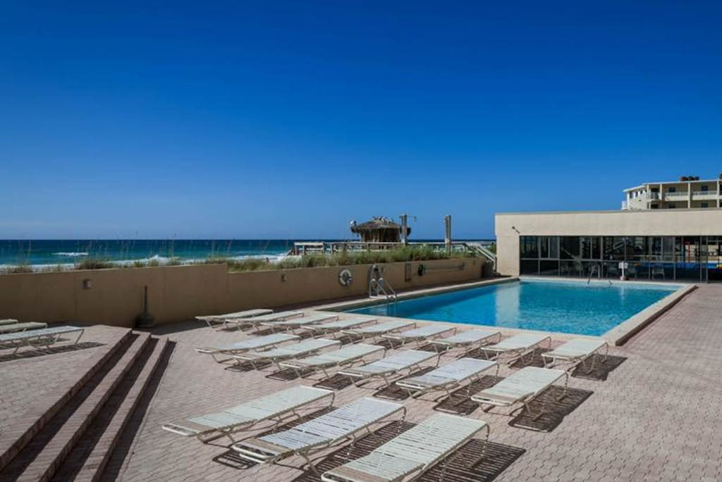 14th Floor Welcoming Condo, On-site restaurant, Multiple pools w/ splash pad