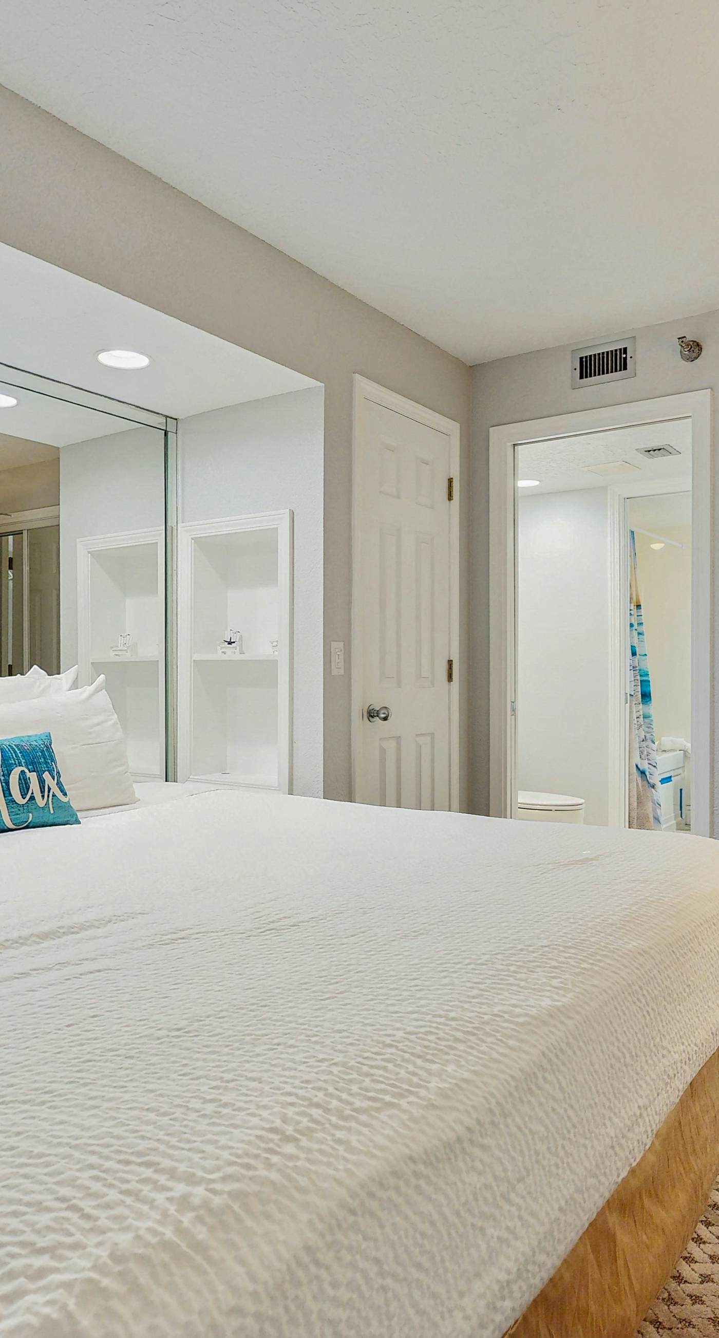 15th Floor Stunning Condo, Splash pad w/ multiple pools & hot tub