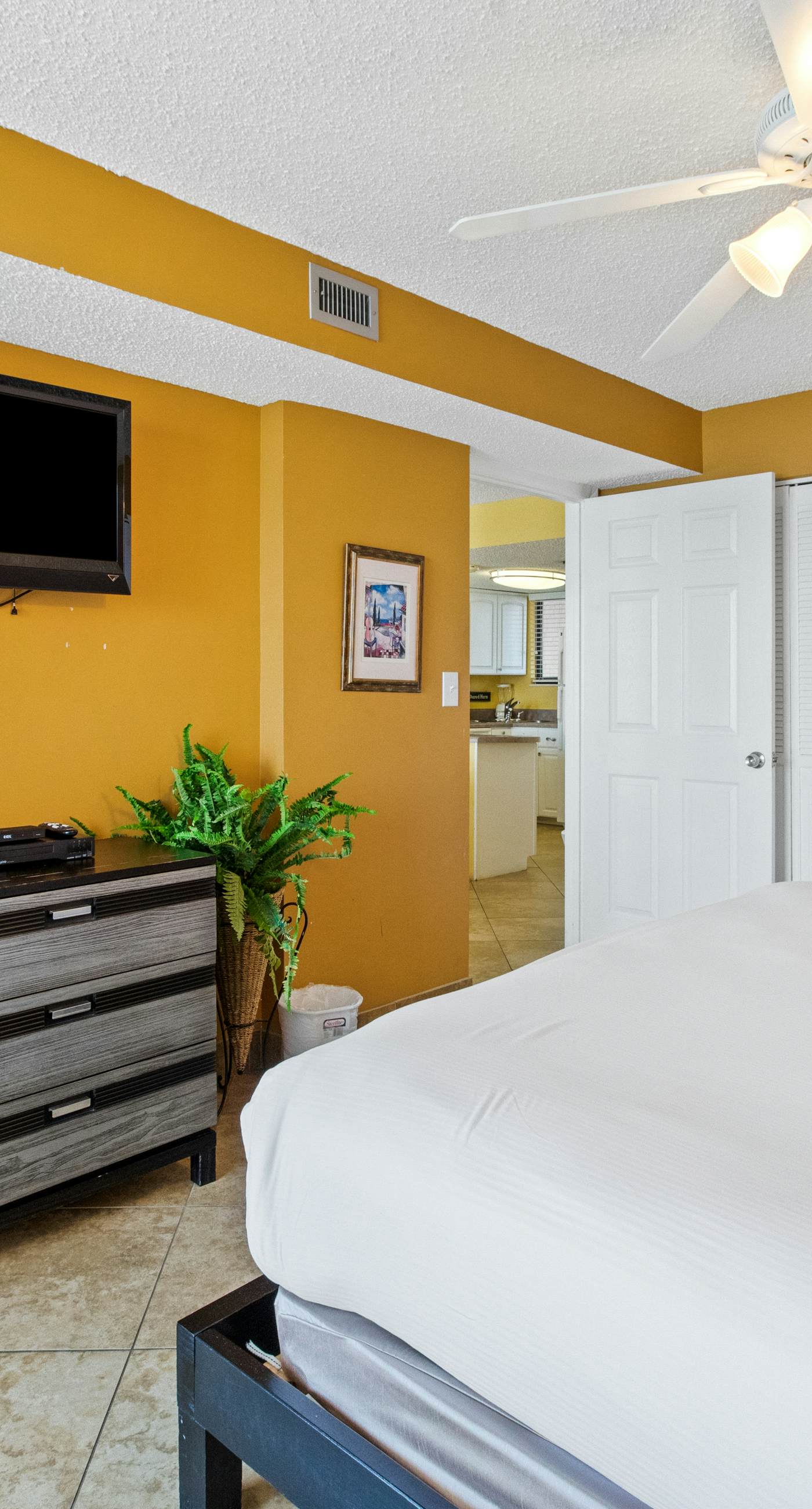 Open Unit, On-site pool w/ hot tub/splash pad, Restaurant/bar, water view