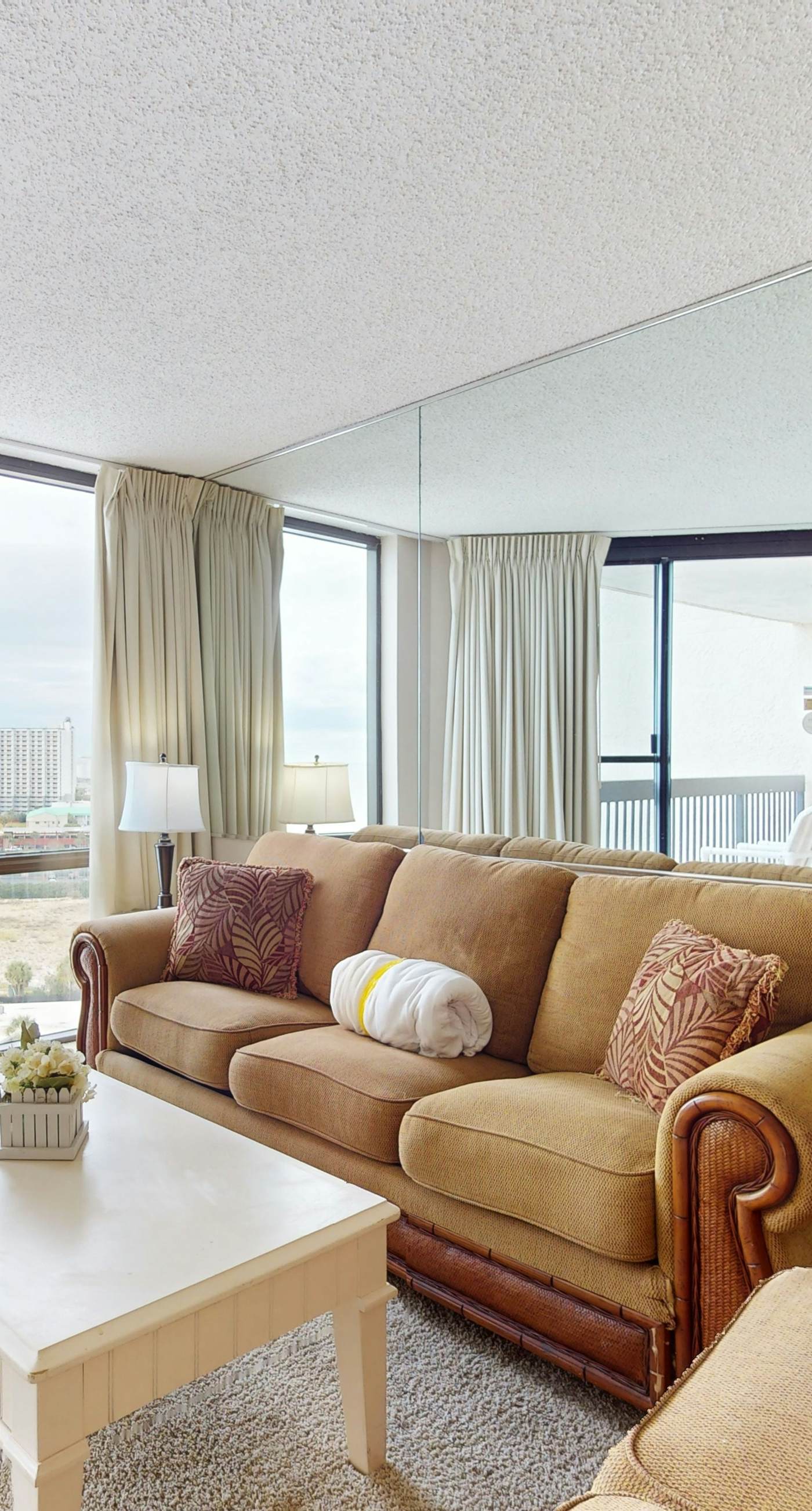 14th Floor Airy Condo, On-site bar & restaurant, Pool w/ splash pad