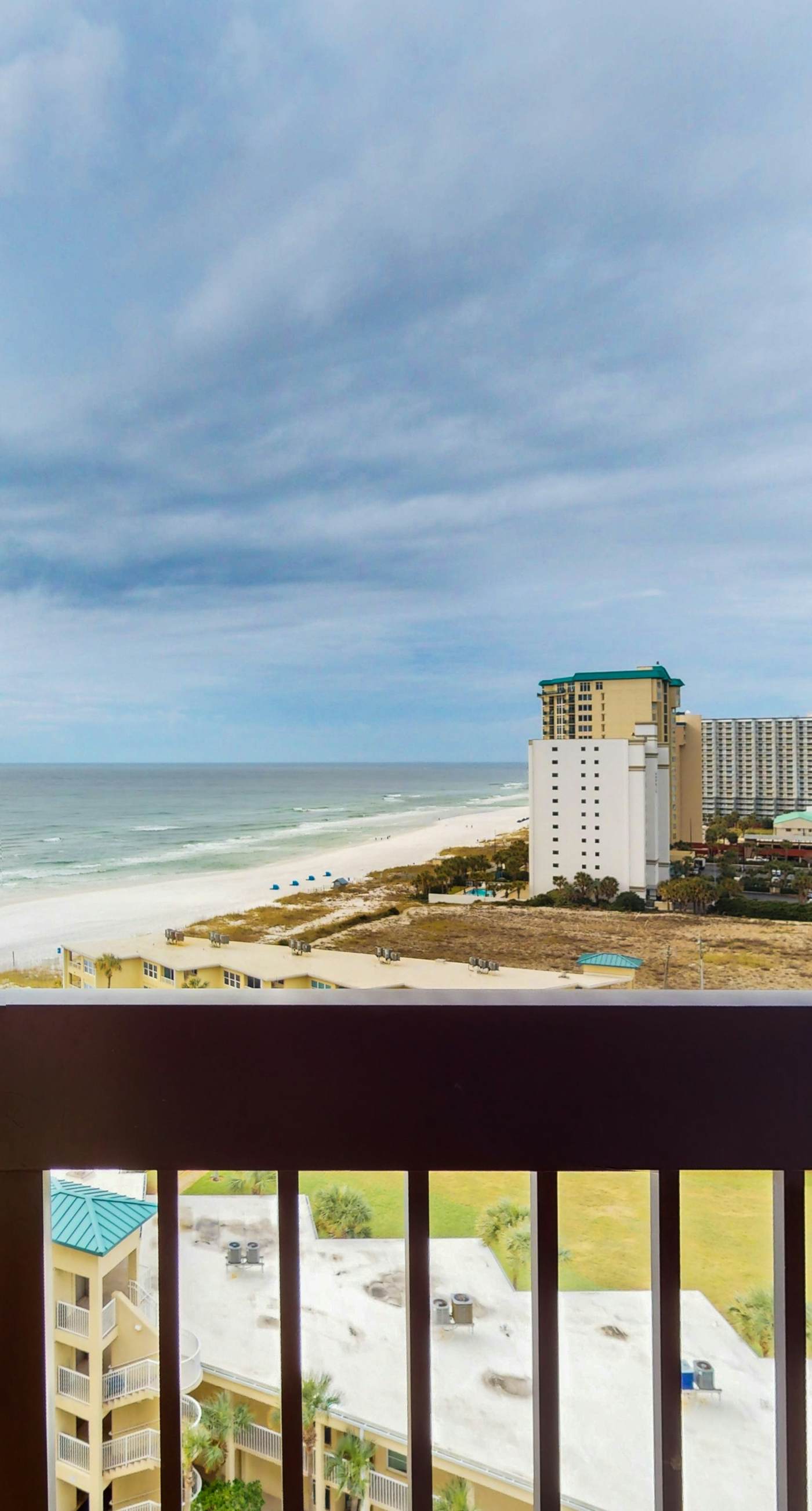 14th Floor Airy Condo, On-site bar & restaurant, Pool w/ splash pad