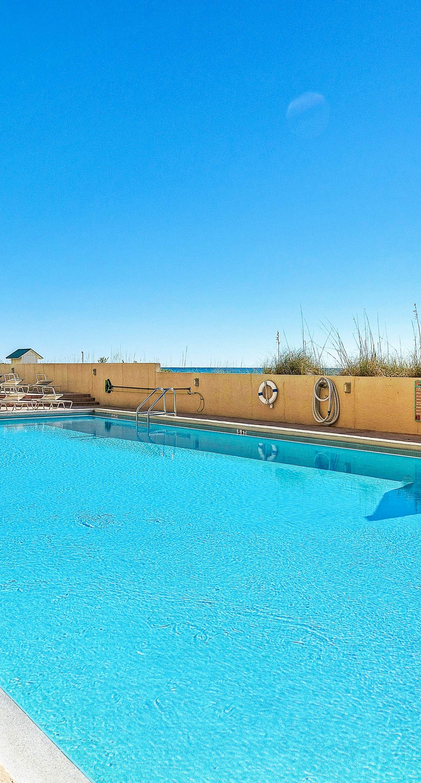 14th Floor Airy Condo, On-site bar & restaurant, Pool w/ splash pad