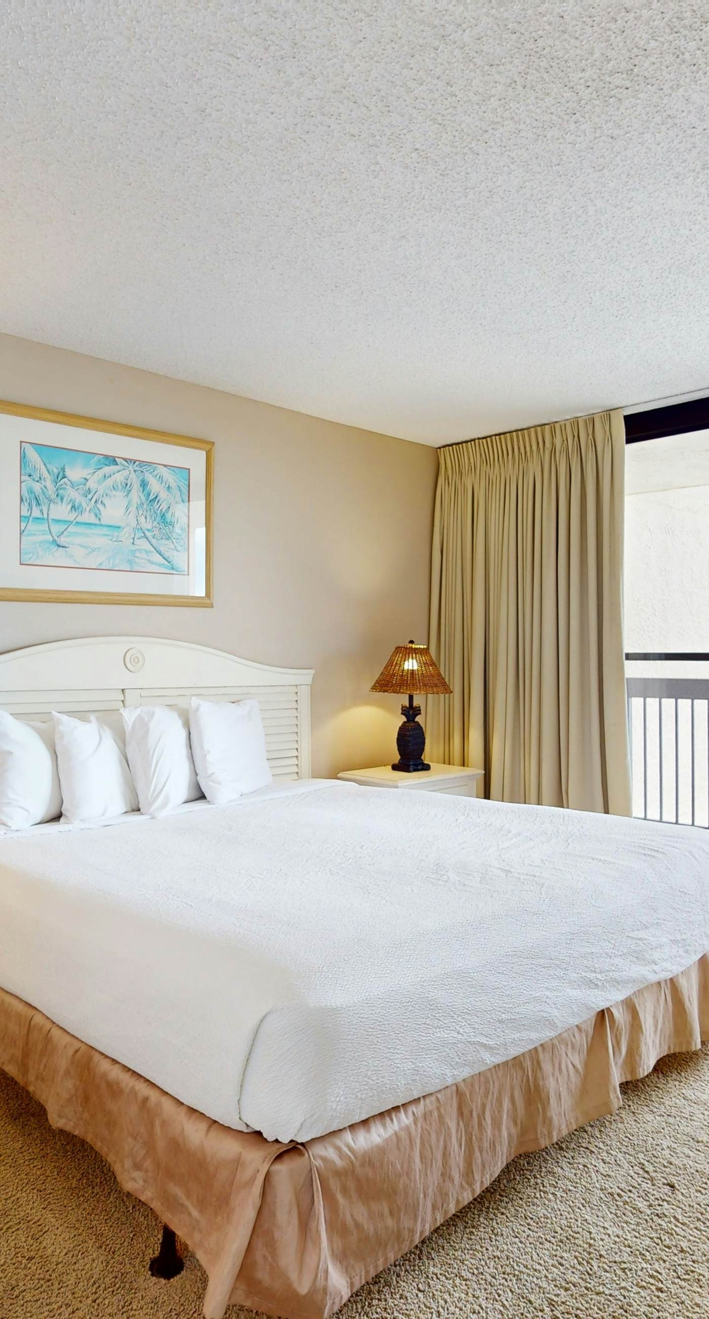 14th Floor Airy Condo, On-site bar & restaurant, Pool w/ splash pad