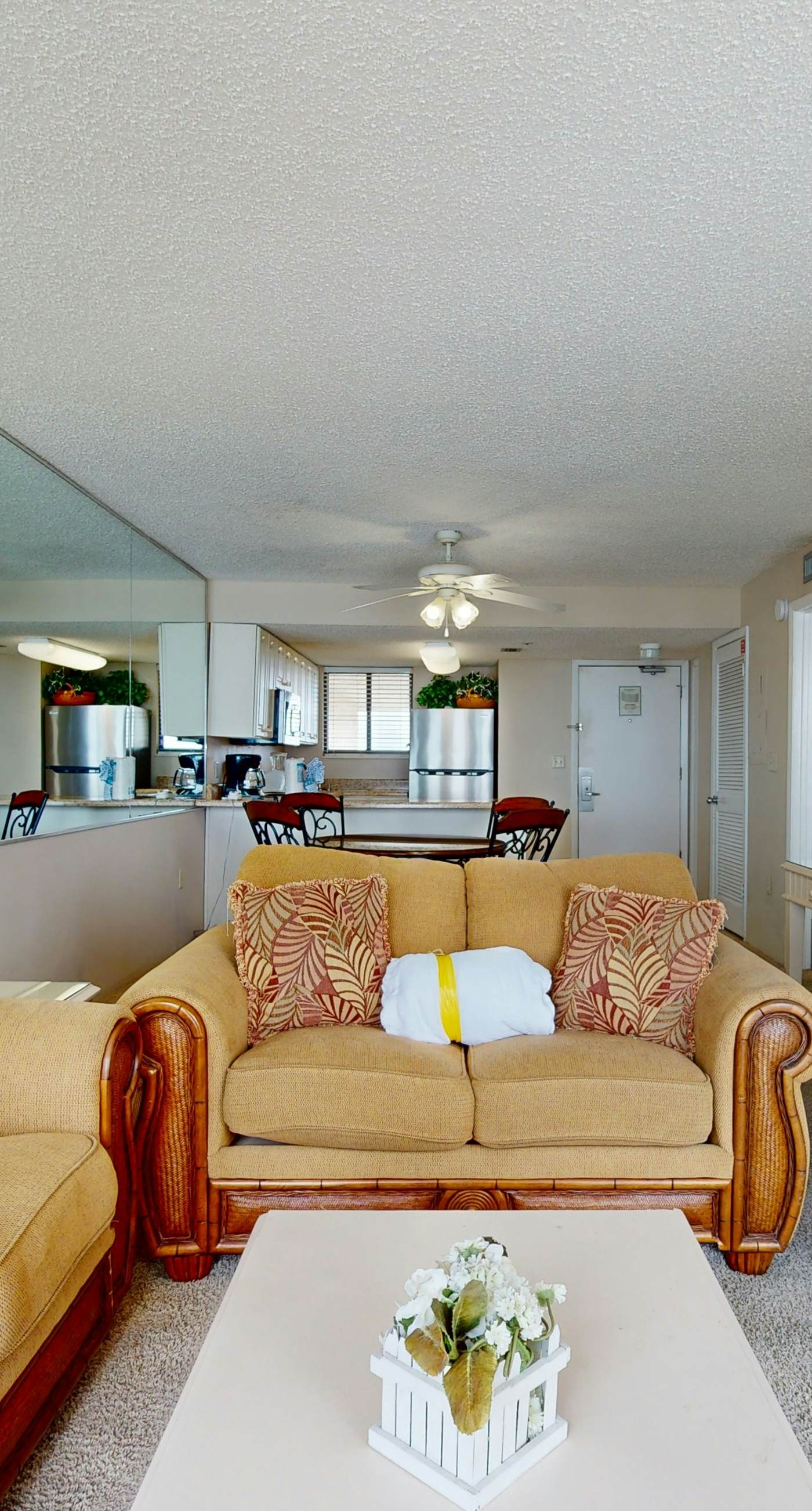 14th Floor Airy Condo, On-site bar & restaurant, Pool w/ splash pad