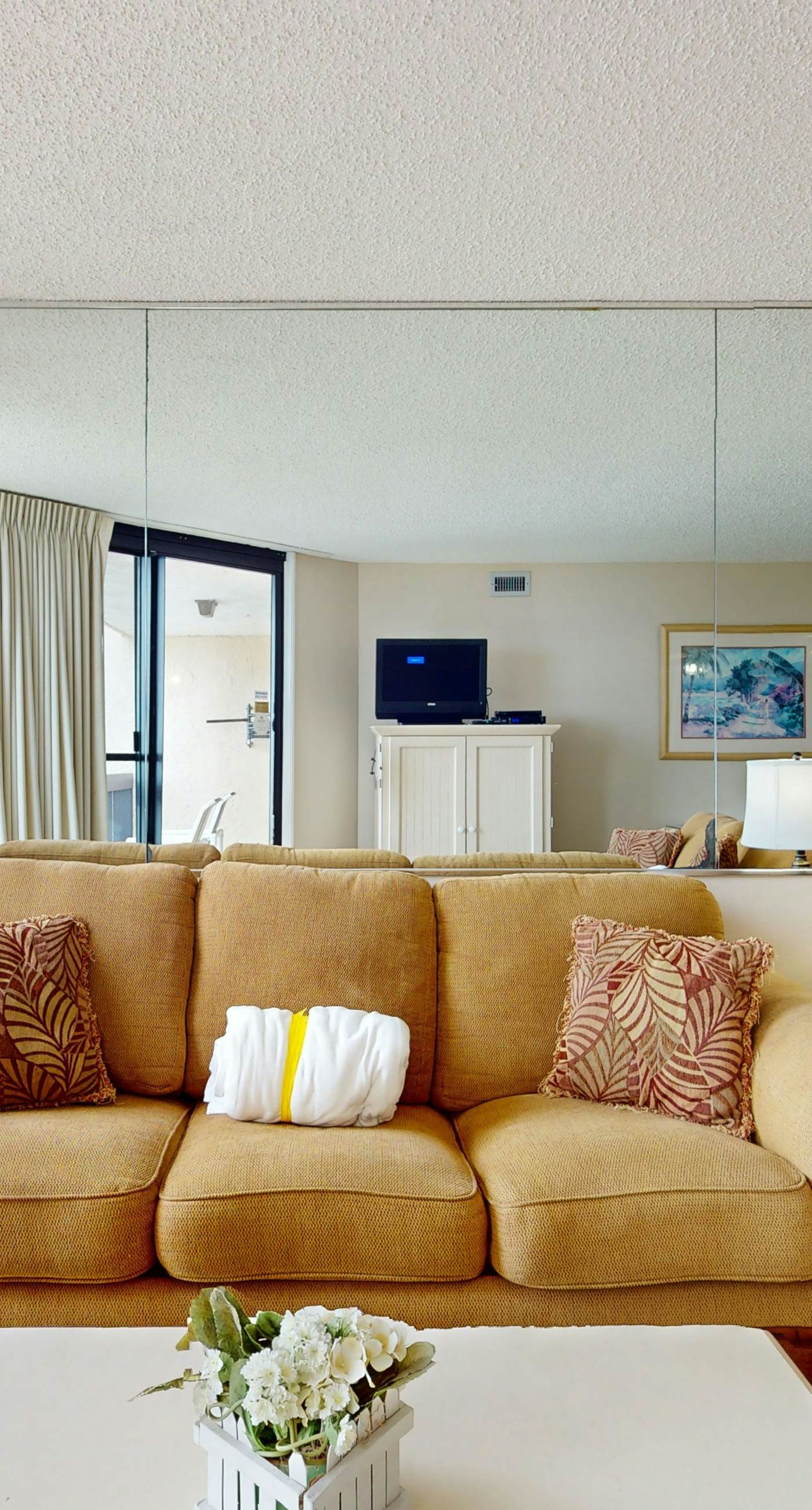 14th Floor Airy Condo, On-site bar & restaurant, Pool w/ splash pad