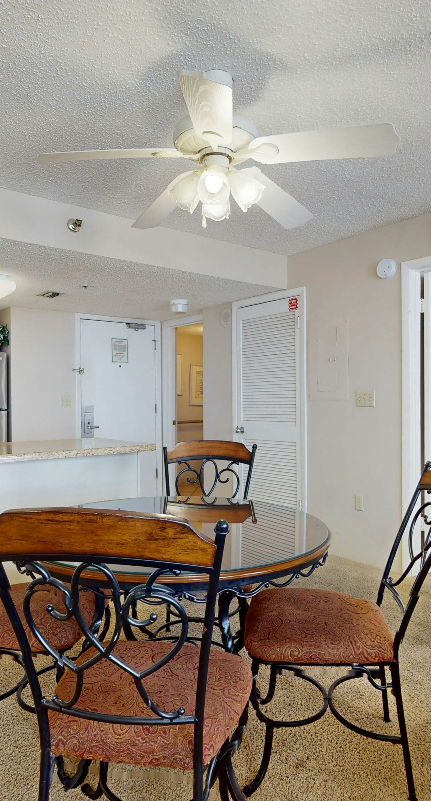 14th Floor Airy Condo, On-site bar & restaurant, Pool w/ splash pad