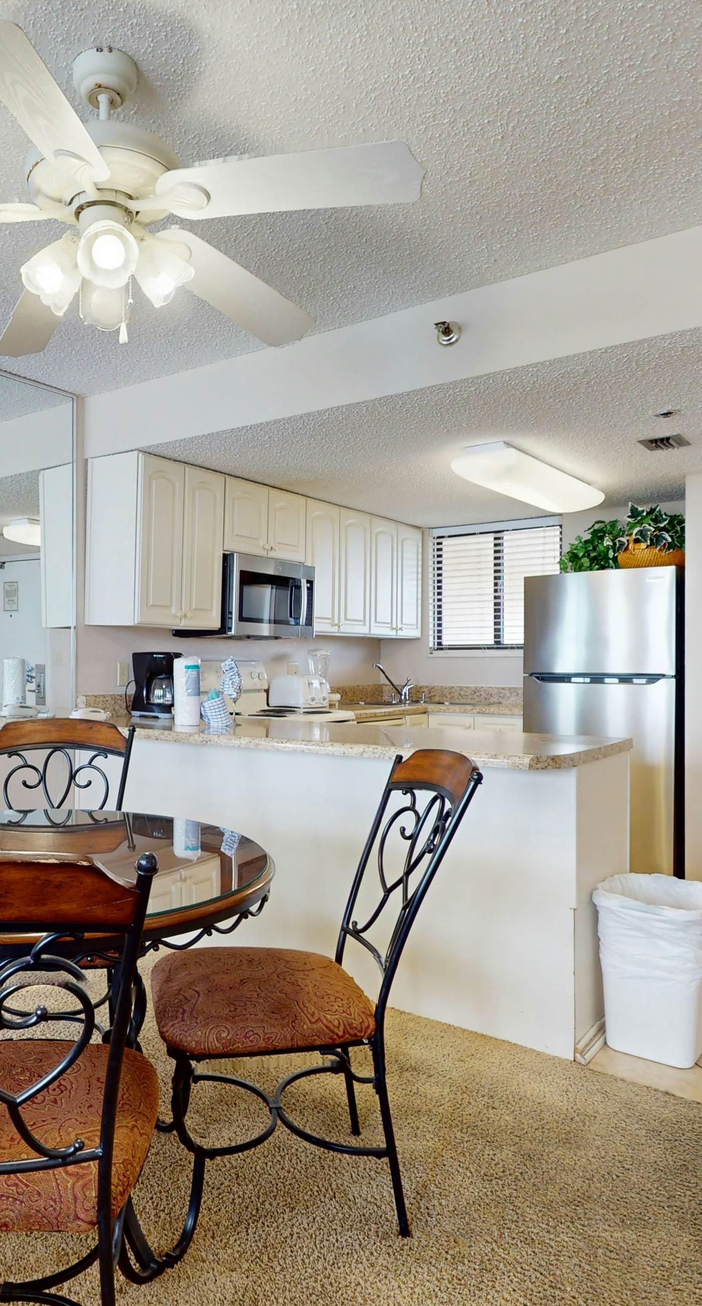 14th Floor Airy Condo, On-site bar & restaurant, Pool w/ splash pad