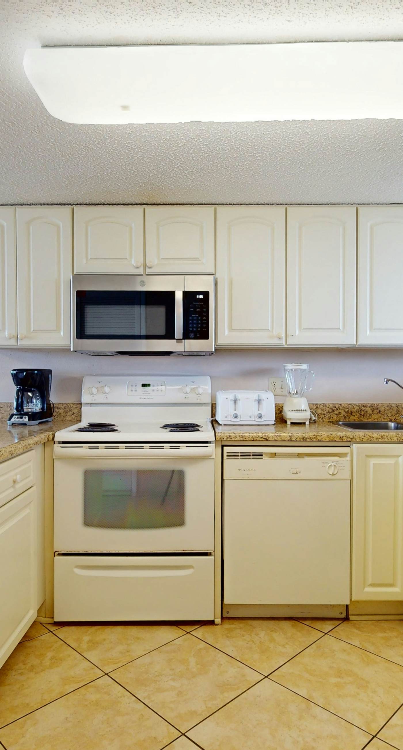 14th Floor Airy Condo, On-site bar & restaurant, Pool w/ splash pad