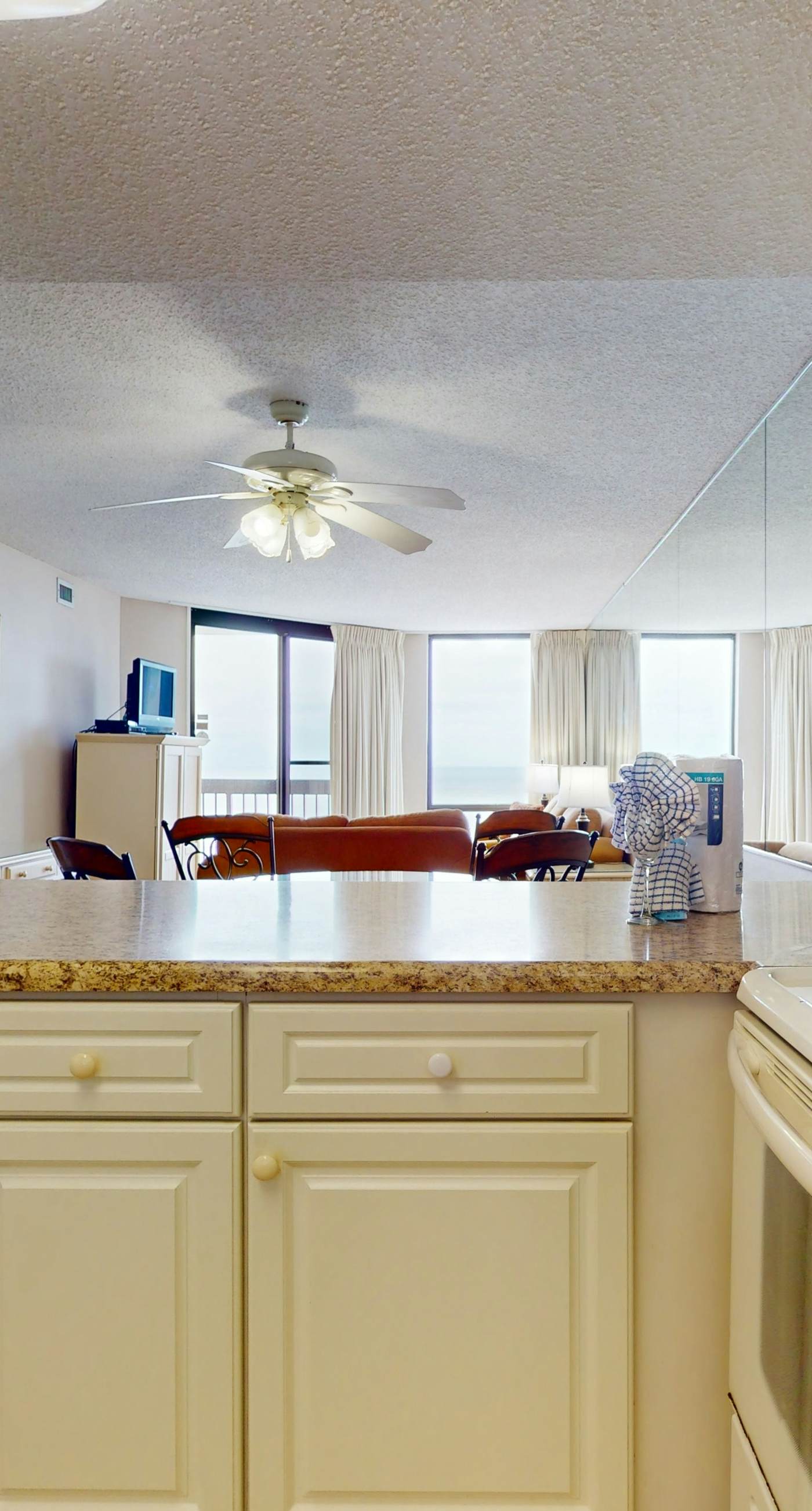 14th Floor Airy Condo, On-site bar & restaurant, Pool w/ splash pad