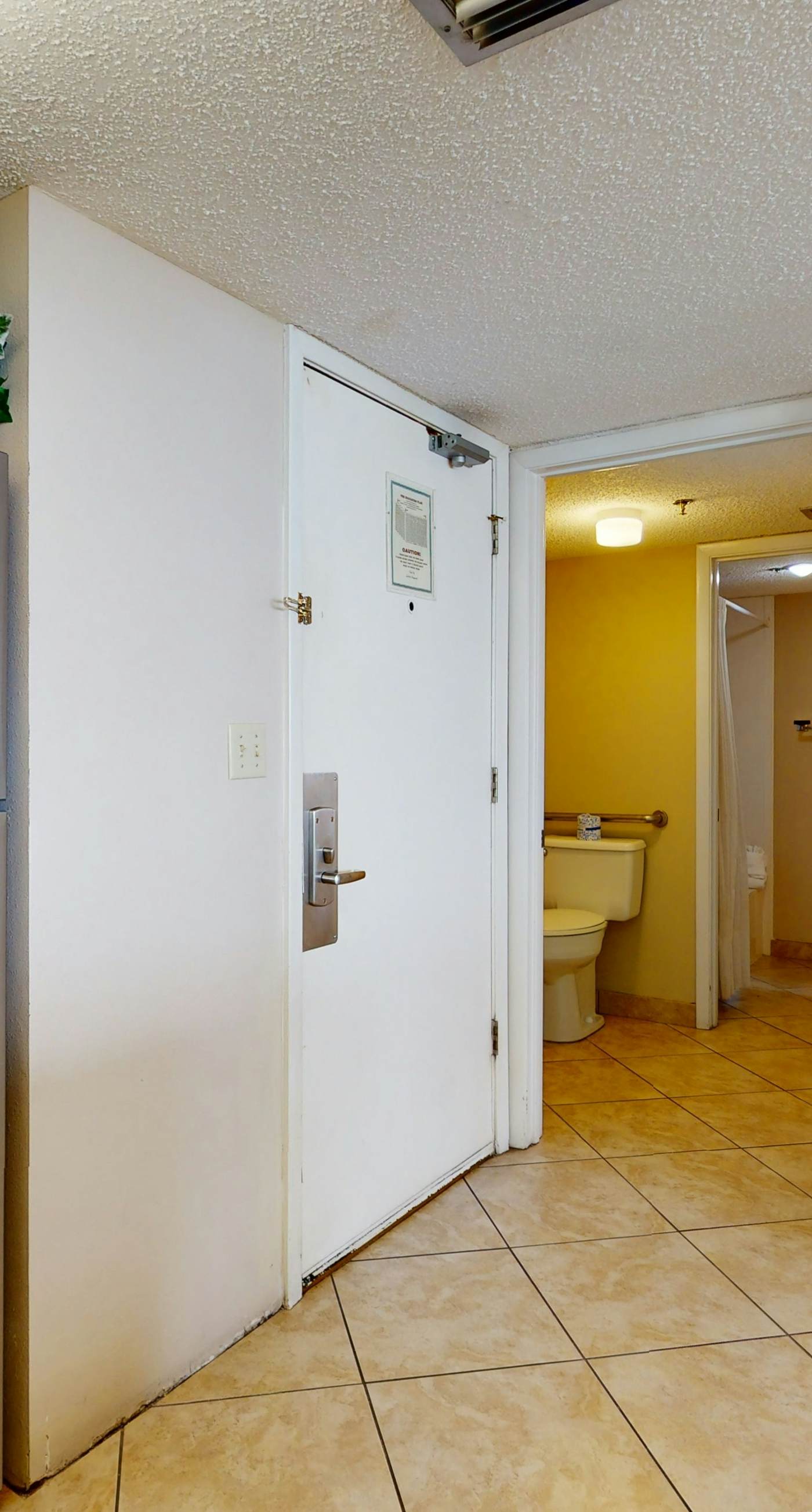 14th Floor Airy Condo, On-site bar & restaurant, Pool w/ splash pad