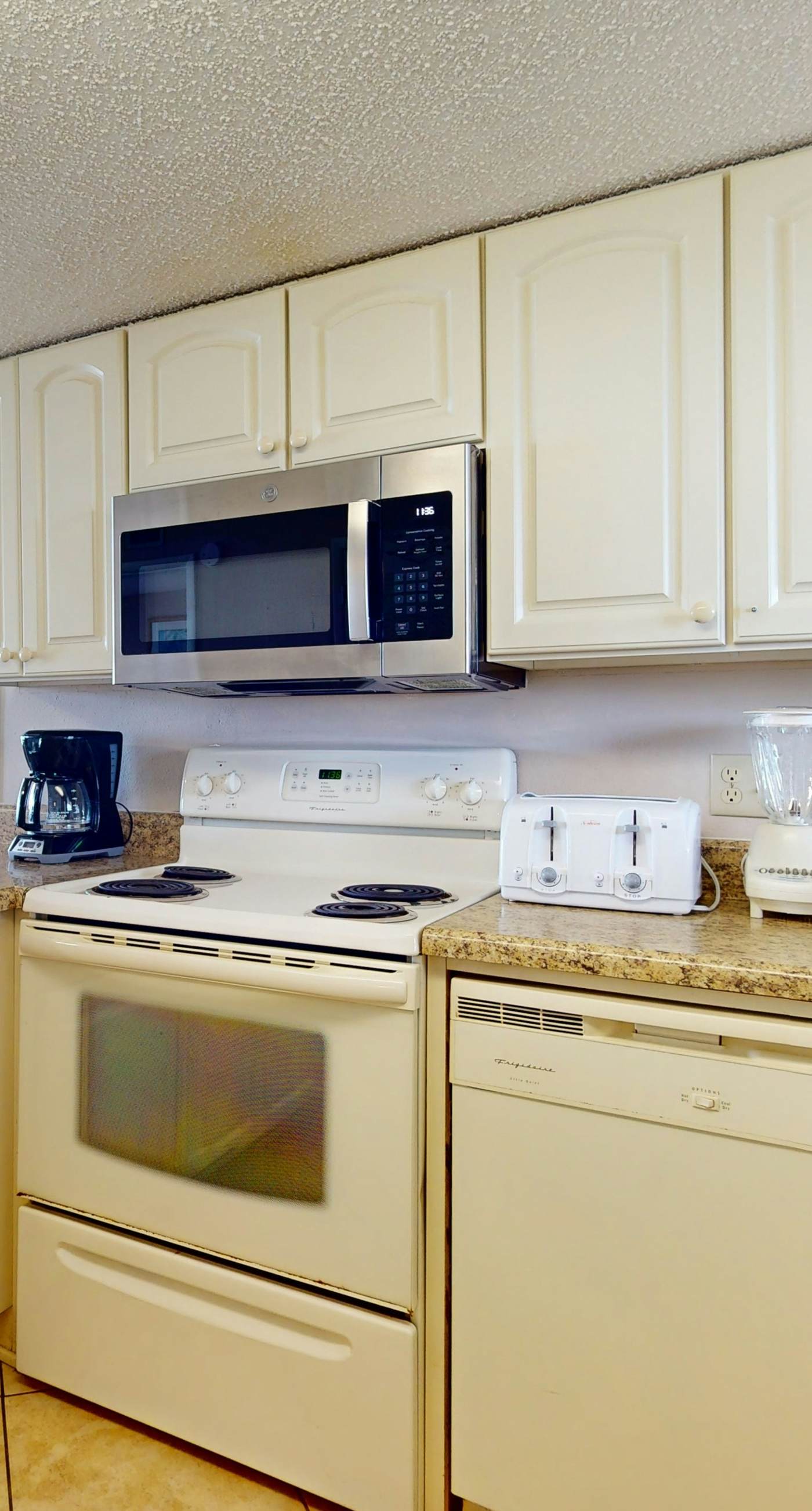 14th Floor Airy Condo, On-site bar & restaurant, Pool w/ splash pad