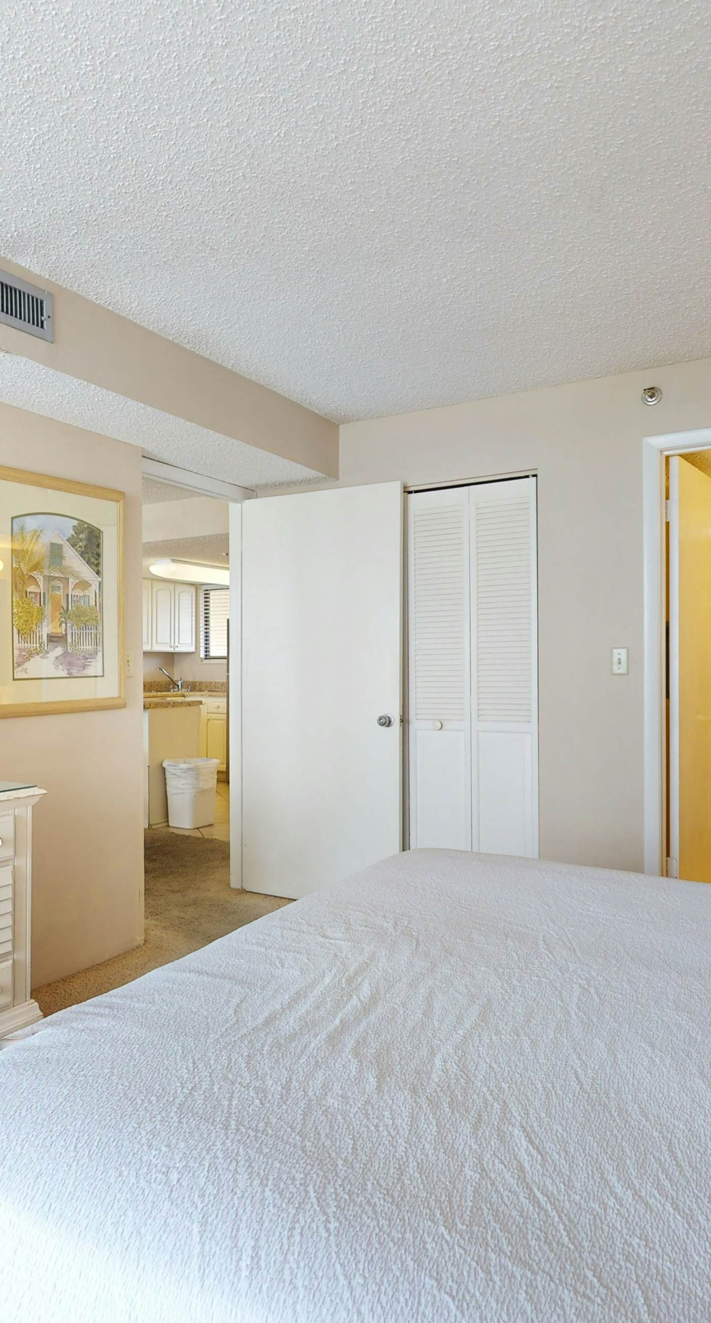 14th Floor Airy Condo, On-site bar & restaurant, Pool w/ splash pad