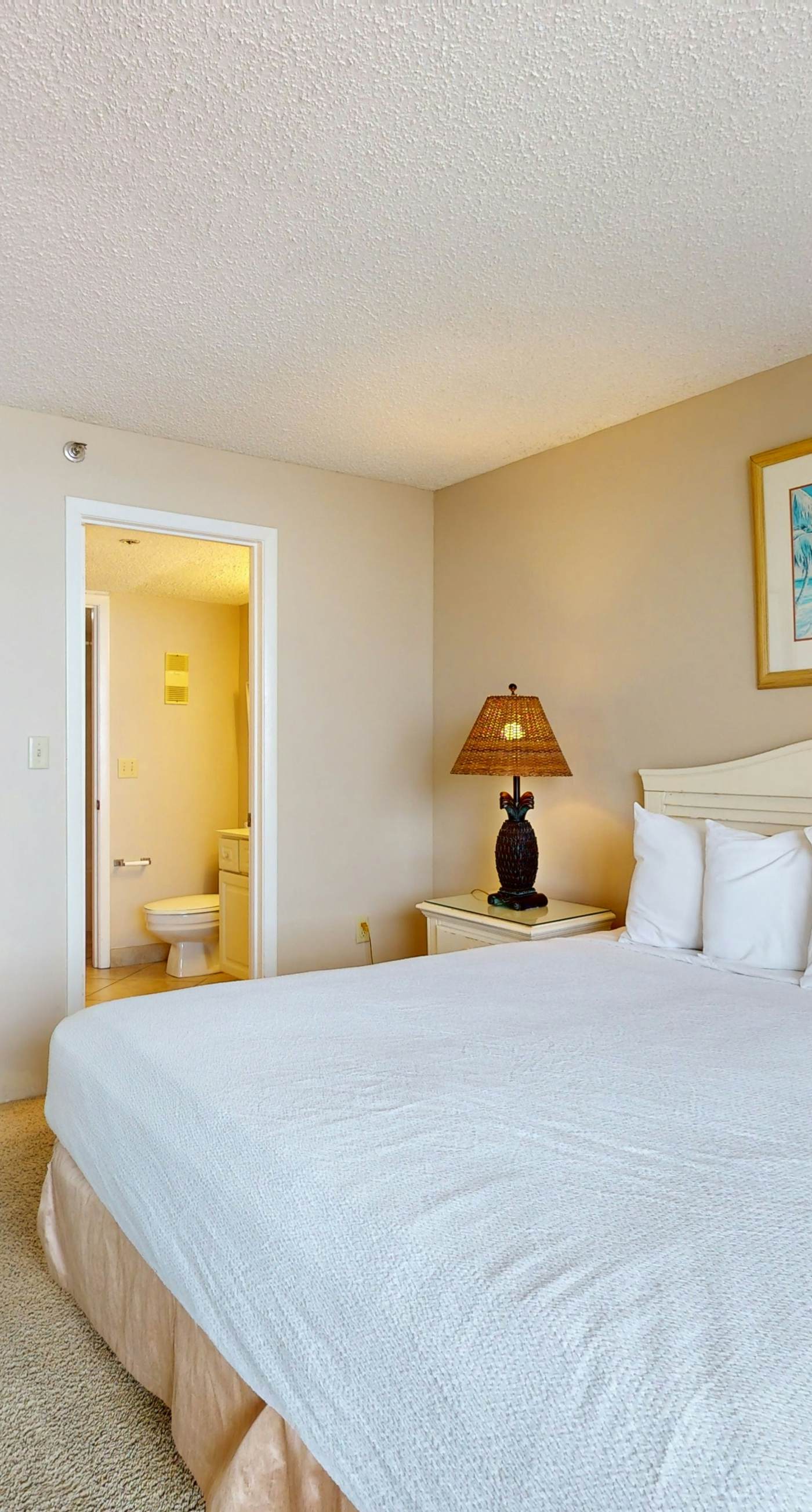 14th Floor Airy Condo, On-site bar & restaurant, Pool w/ splash pad