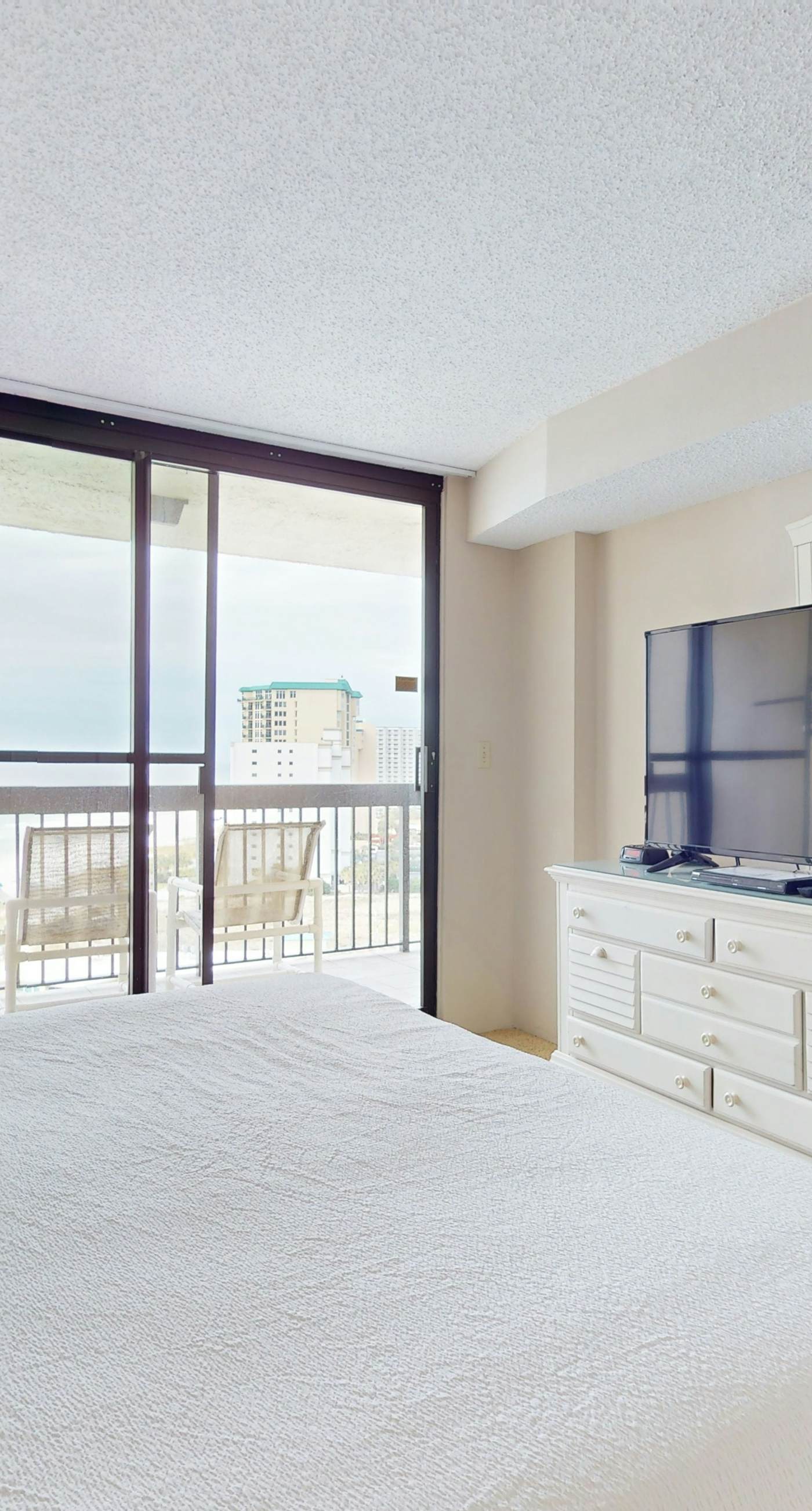 14th Floor Airy Condo, On-site bar & restaurant, Pool w/ splash pad