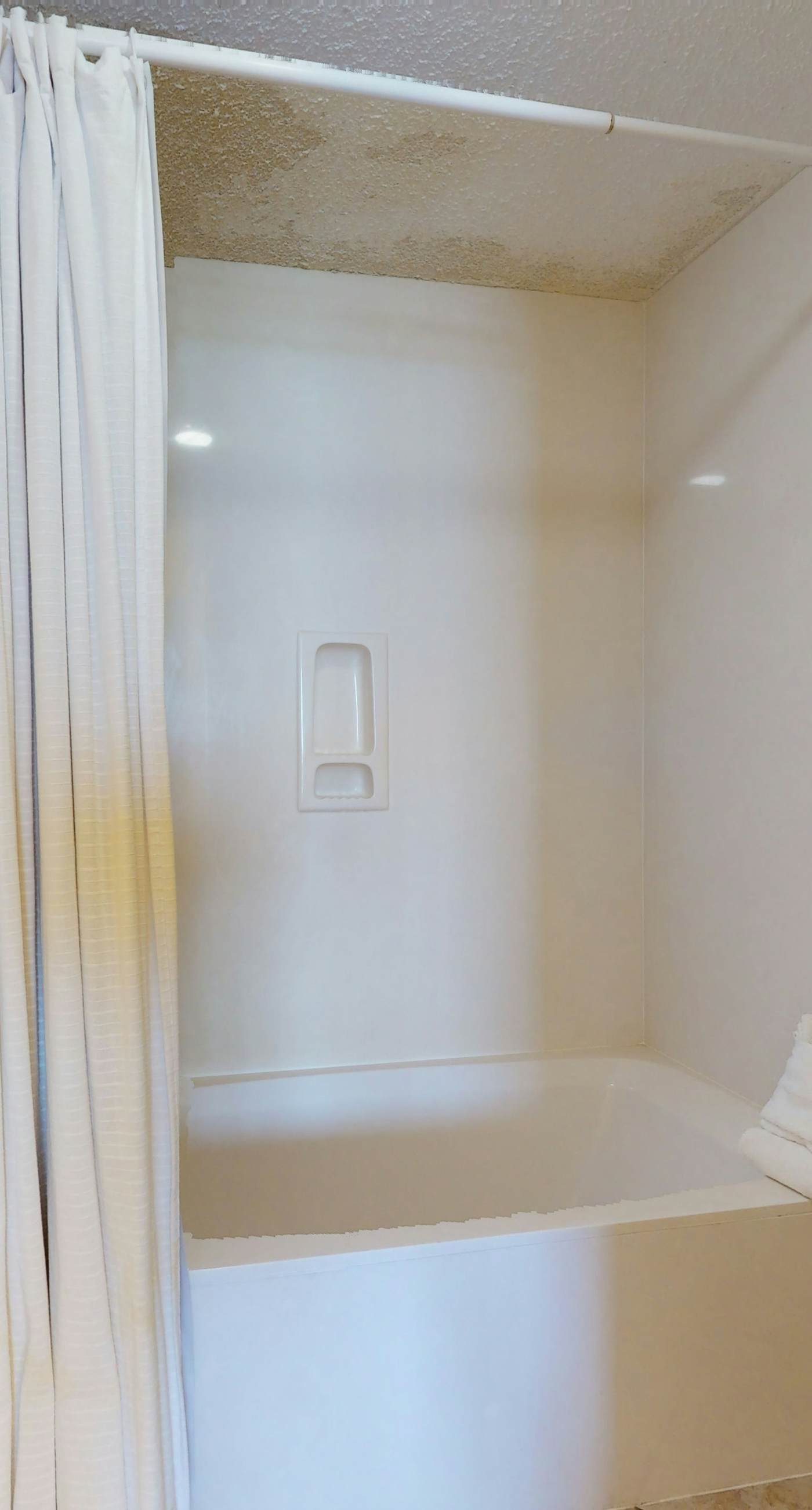 14th Floor Airy Condo, On-site bar & restaurant, Pool w/ splash pad