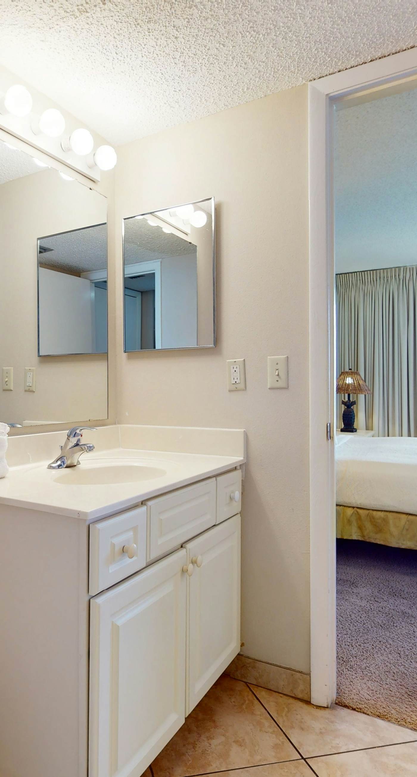 14th Floor Airy Condo, On-site bar & restaurant, Pool w/ splash pad