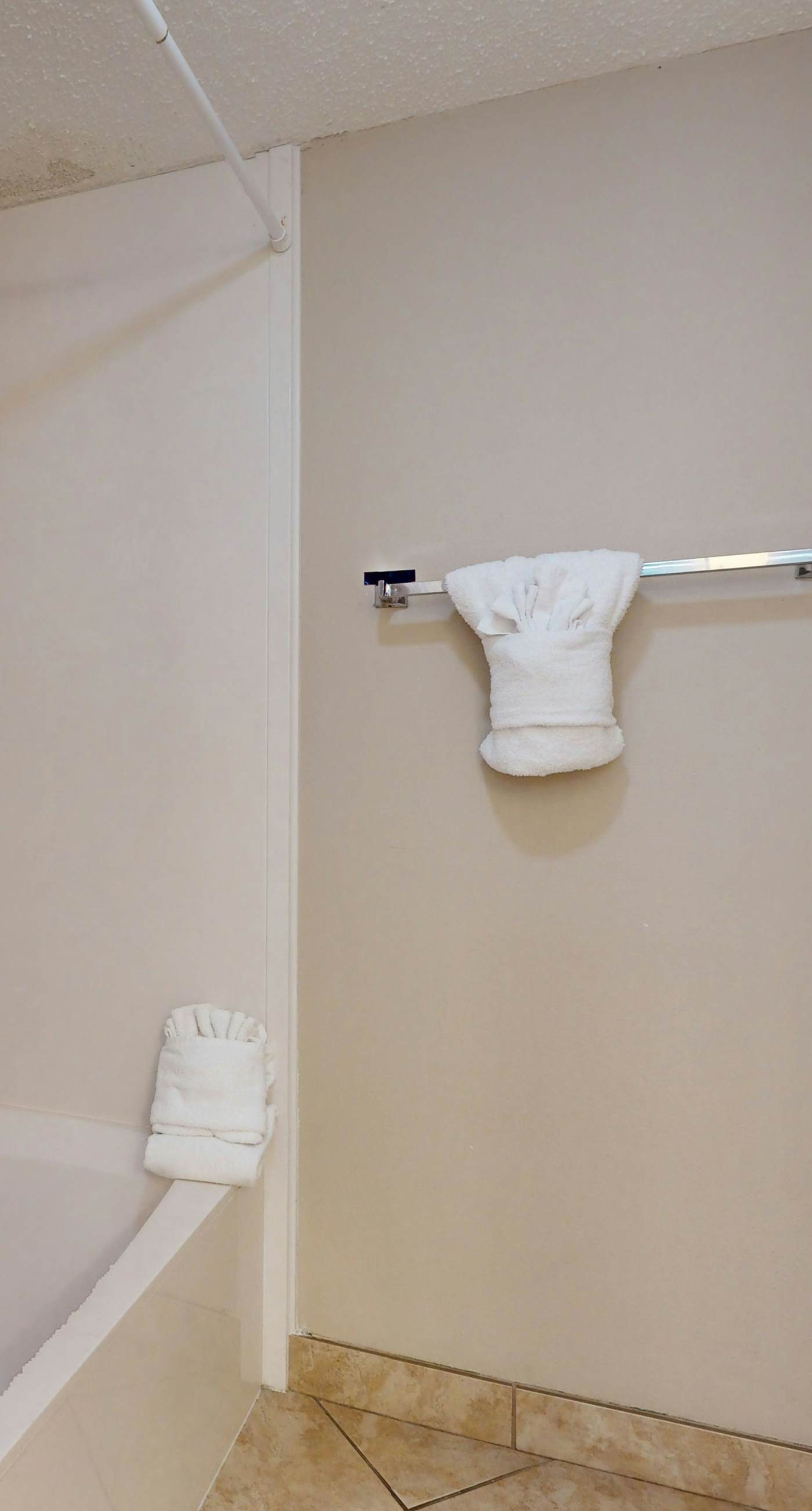 14th Floor Airy Condo, On-site bar & restaurant, Pool w/ splash pad