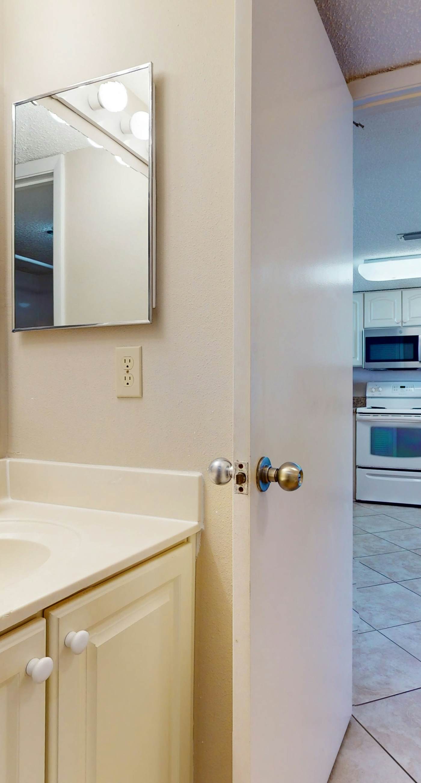 14th Floor Airy Condo, On-site bar & restaurant, Pool w/ splash pad