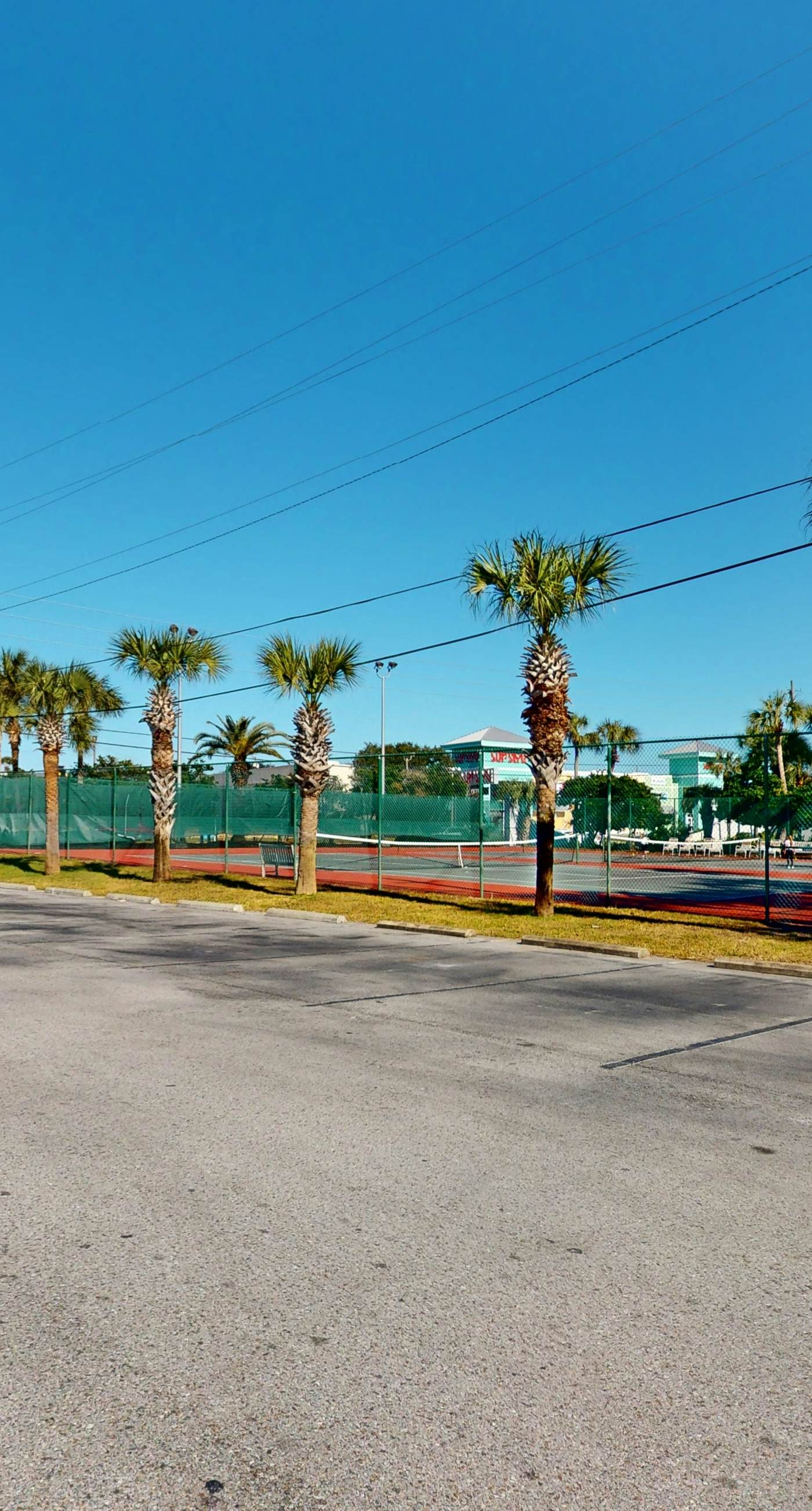 14th Floor Airy Condo, On-site bar & restaurant, Pool w/ splash pad