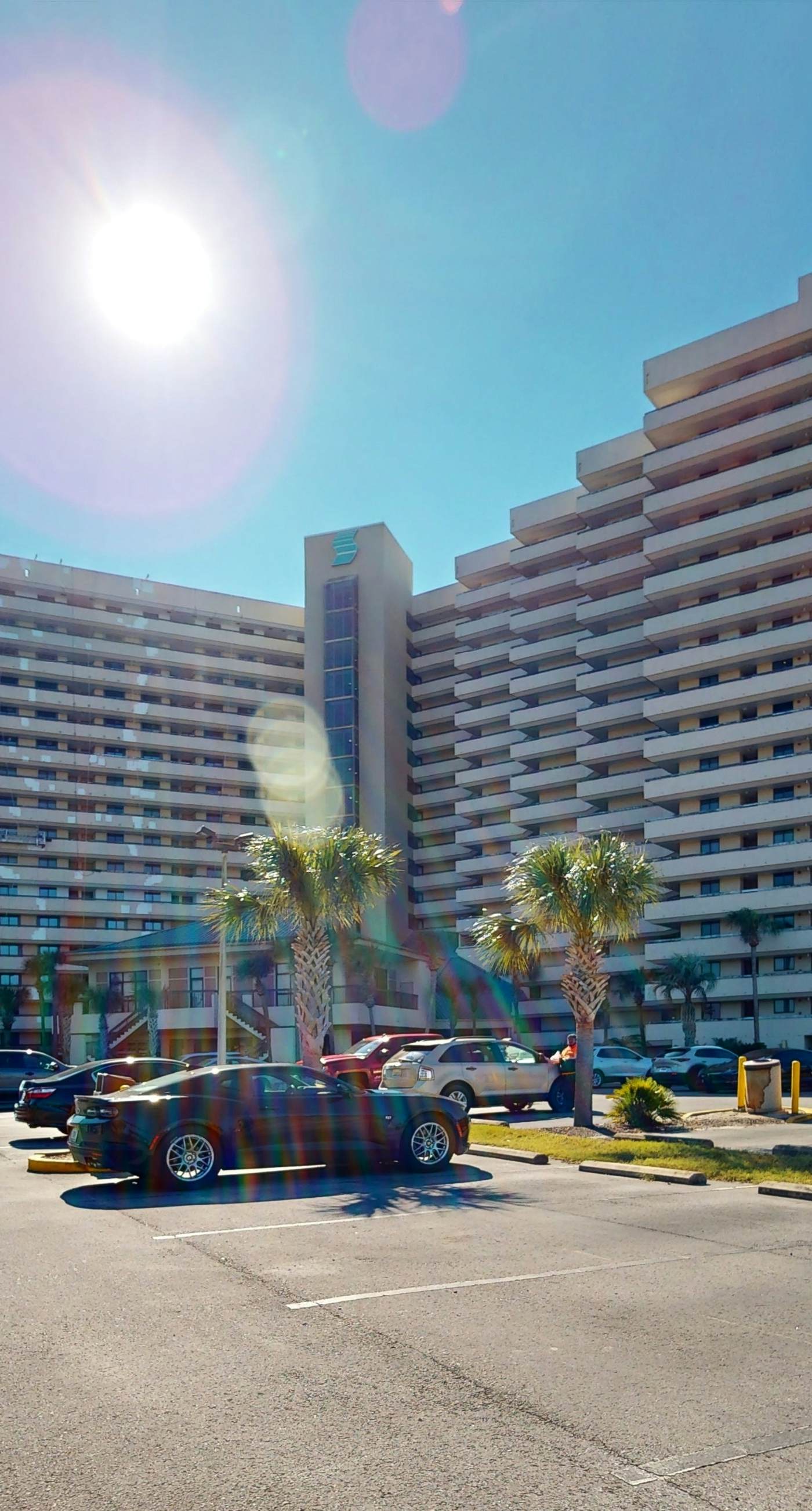 14th Floor Airy Condo, On-site bar & restaurant, Pool w/ splash pad