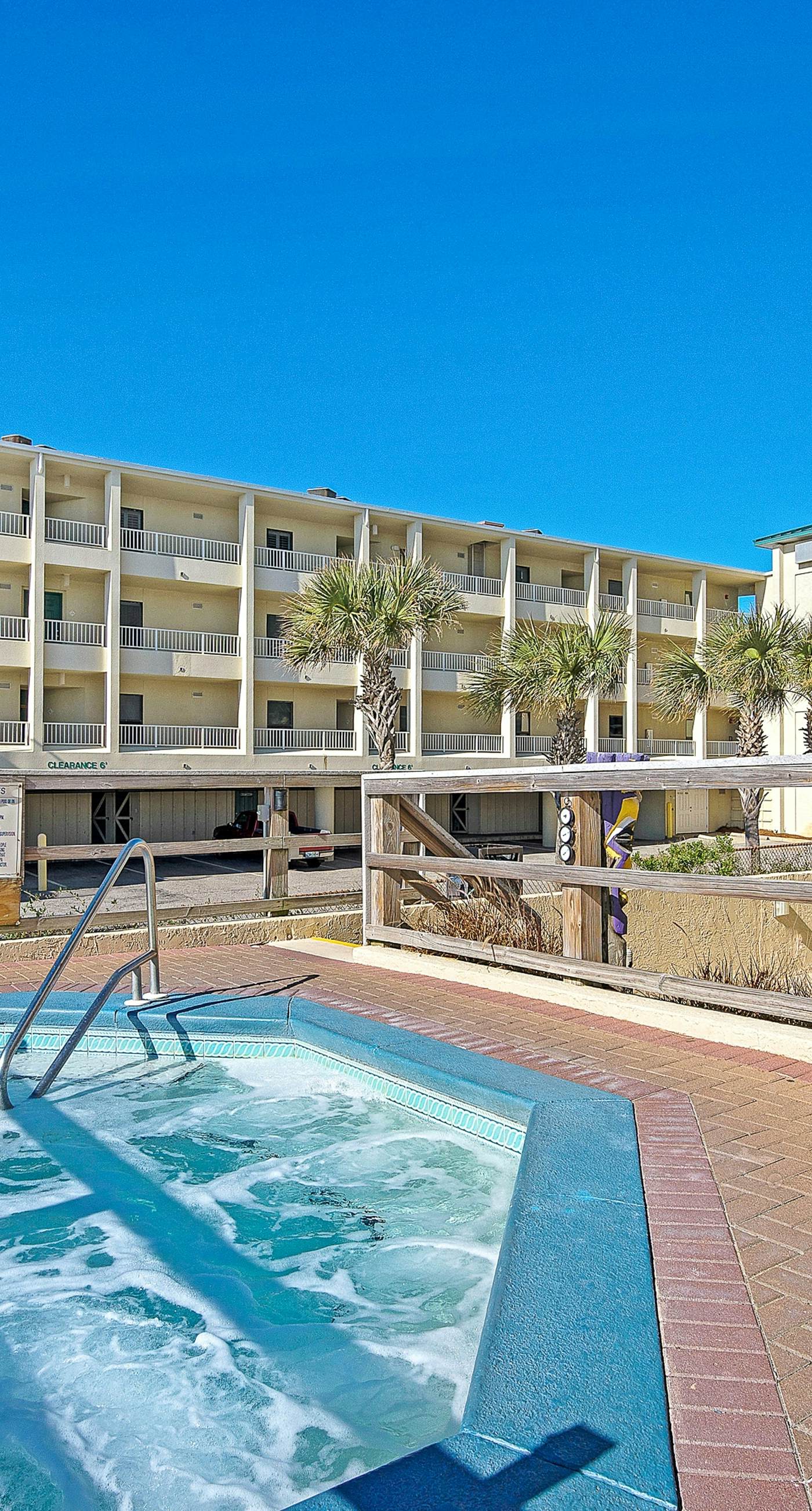 14th Floor Airy Condo, On-site bar & restaurant, Pool w/ splash pad