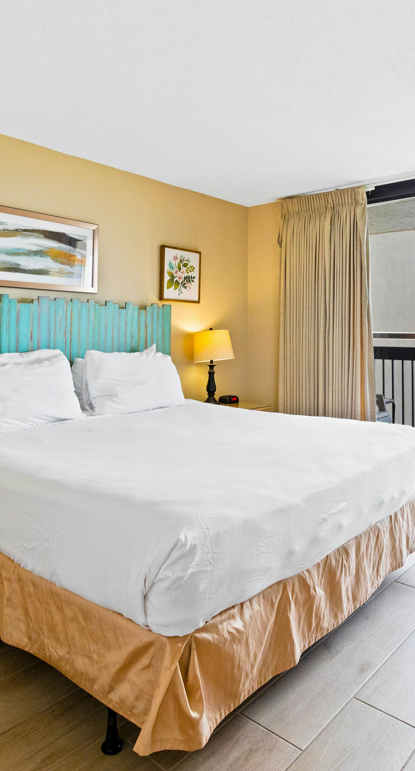 15th Floor Condo with Multiple Shared Pools, Sauna, Splash Pad, and Sauna