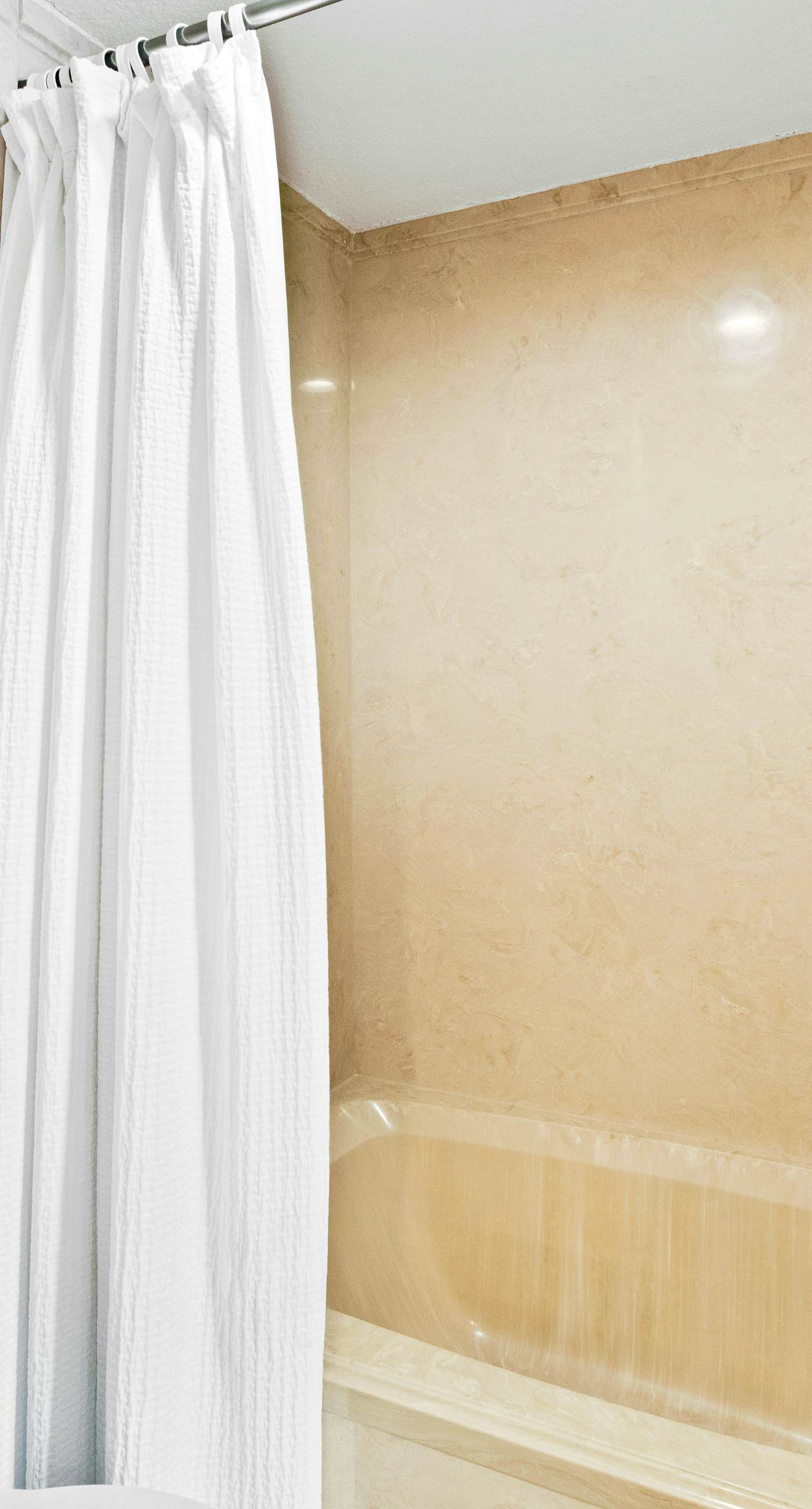 15th Floor Condo with Multiple Shared Pools, Sauna, Splash Pad, and Sauna