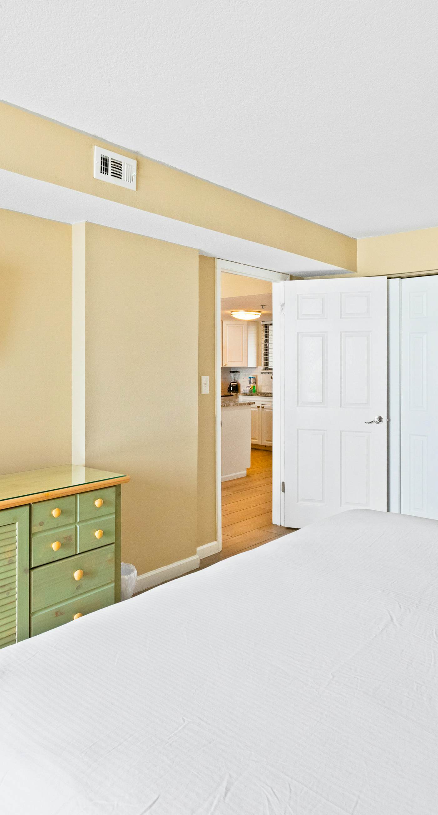 15th Floor Condo with Multiple Shared Pools, Sauna, Splash Pad, and Sauna