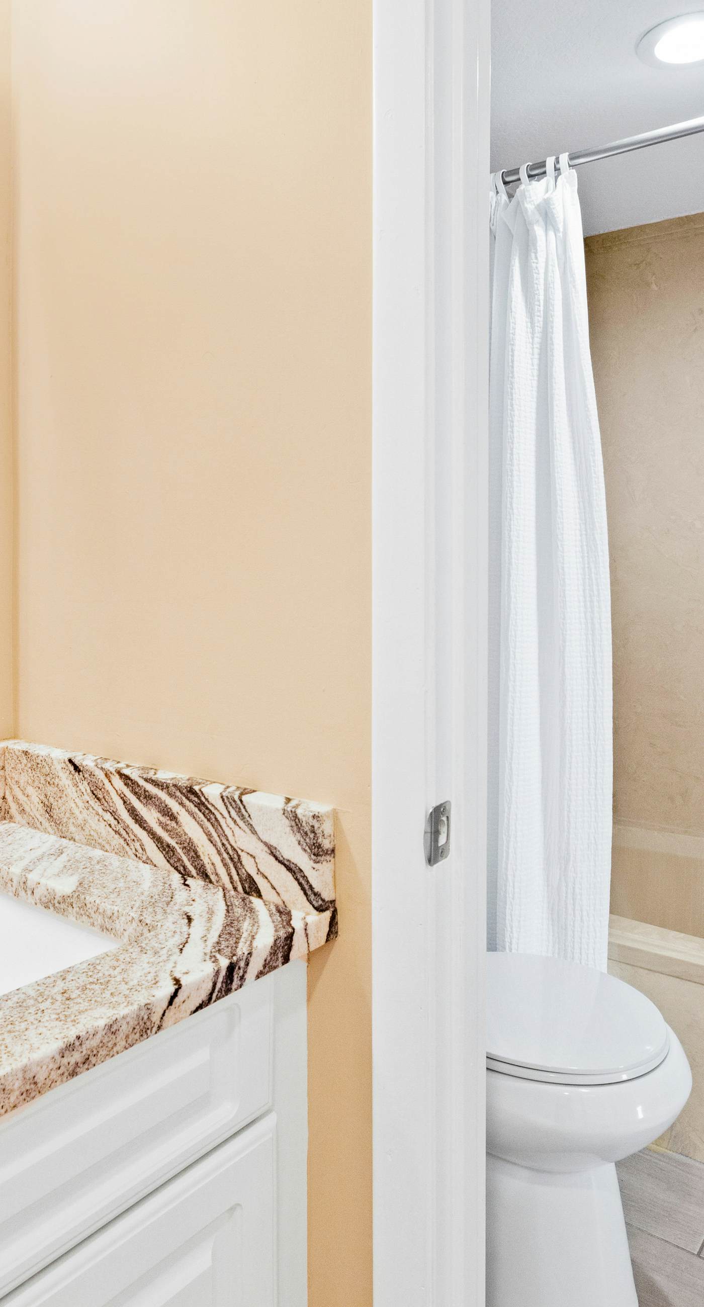 15th Floor Condo with Multiple Shared Pools, Sauna, Splash Pad, and Sauna