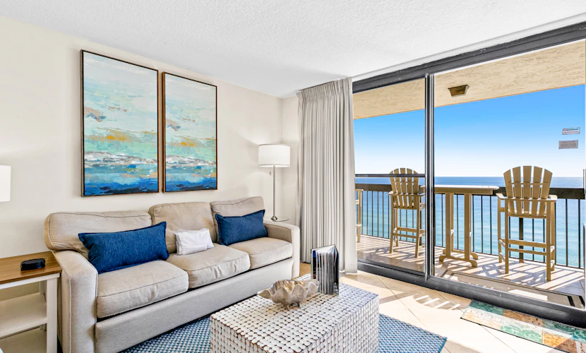 Spacious 18th floor condo w/amazing views/shared pool & hot tub/central AC