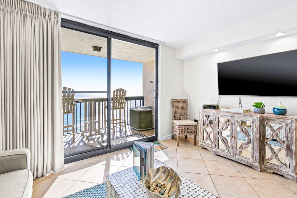 Spacious 18th floor condo w/amazing views/shared pool & hot tub/central AC