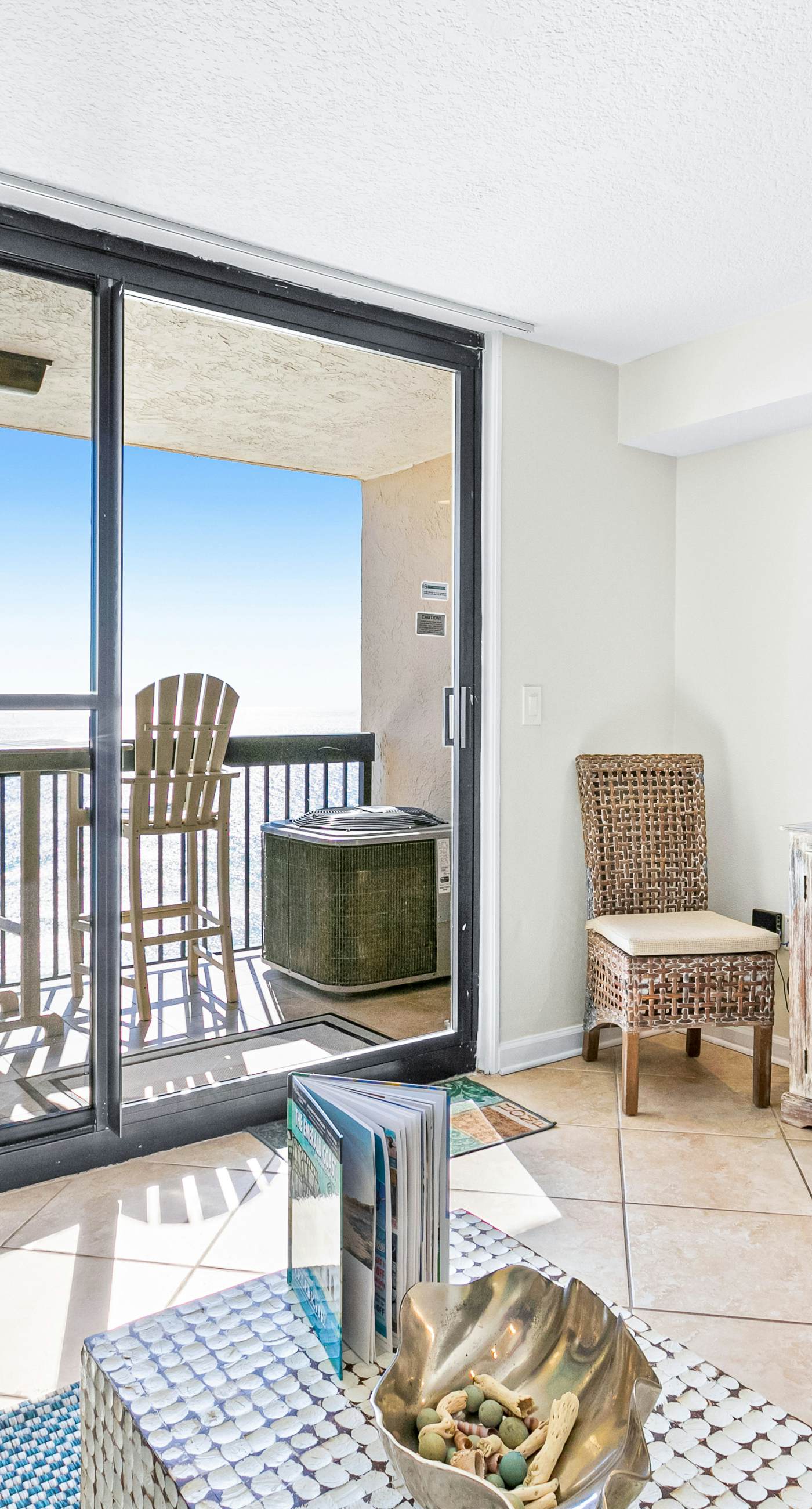 Spacious 18th floor condo w/amazing views/shared pool & hot tub/central AC