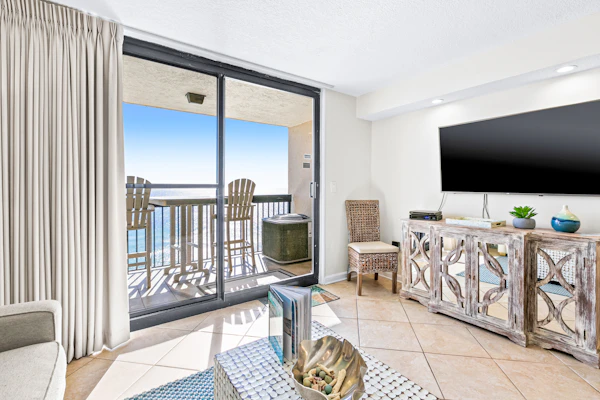 Spacious 18th floor condo w/amazing views/shared pool & hot tub/central AC