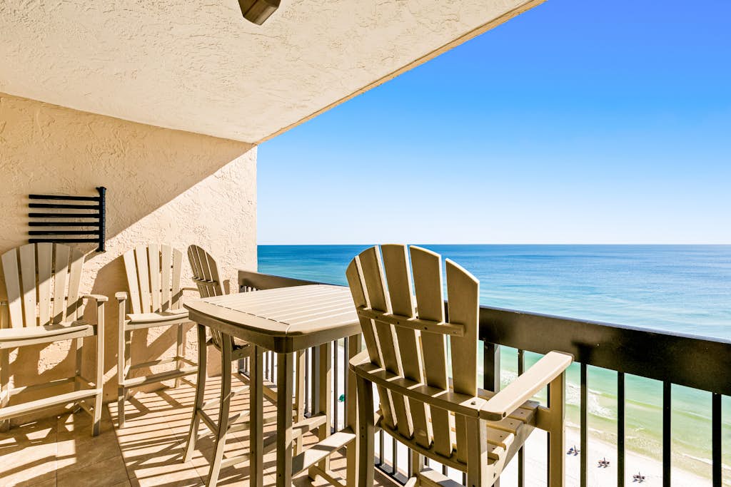 Spacious 18th floor condo w/amazing views/shared pool & hot tub/central AC