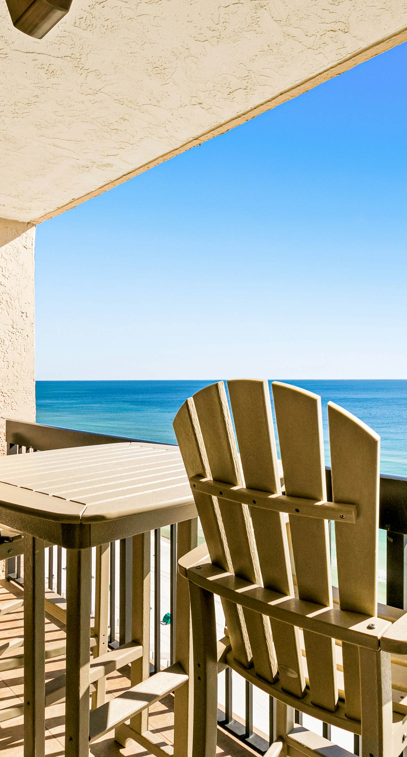 Spacious 18th floor condo w/amazing views/shared pool & hot tub/central AC