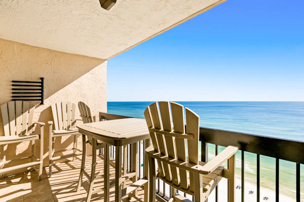 Spacious 18th floor condo w/amazing views/shared pool & hot tub/central AC