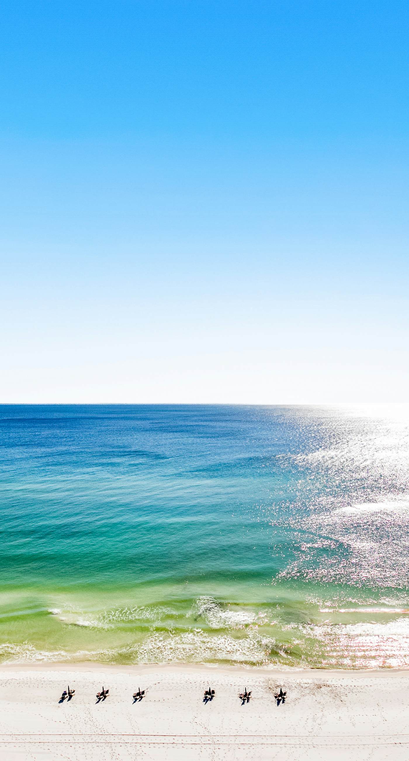 Spacious 18th floor condo w/amazing views/shared pool & hot tub/central AC