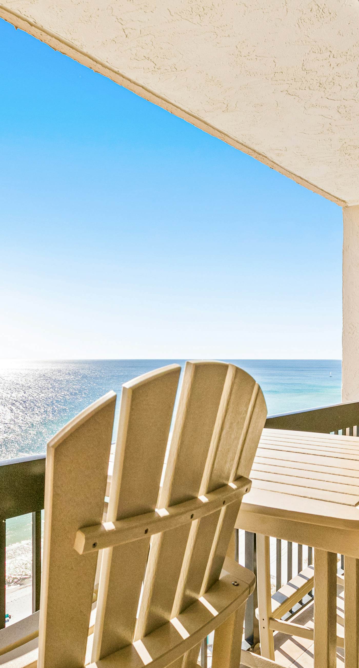 Spacious 18th floor condo w/amazing views/shared pool & hot tub/central AC