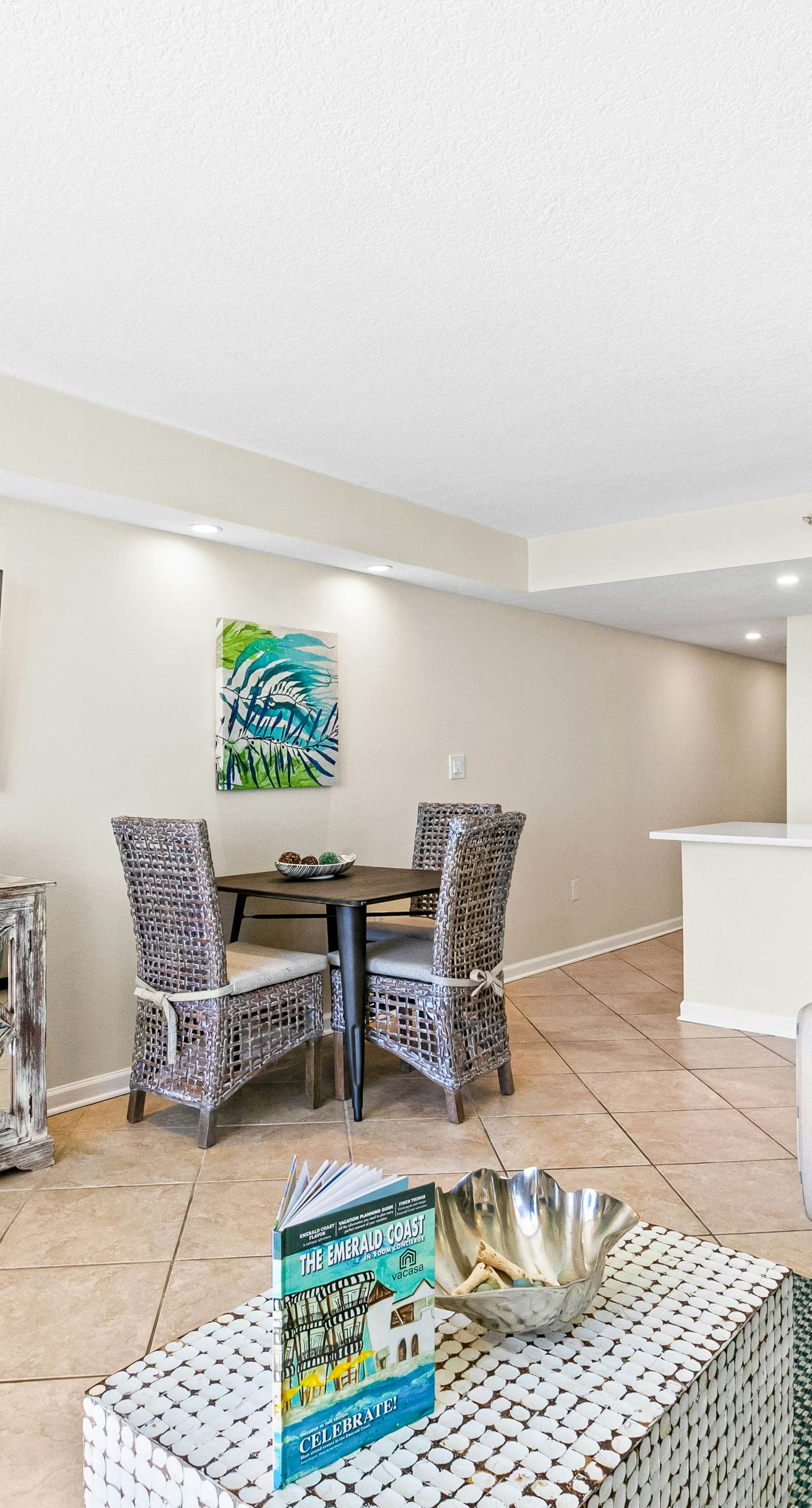 Spacious 18th floor condo w/amazing views/shared pool & hot tub/central AC