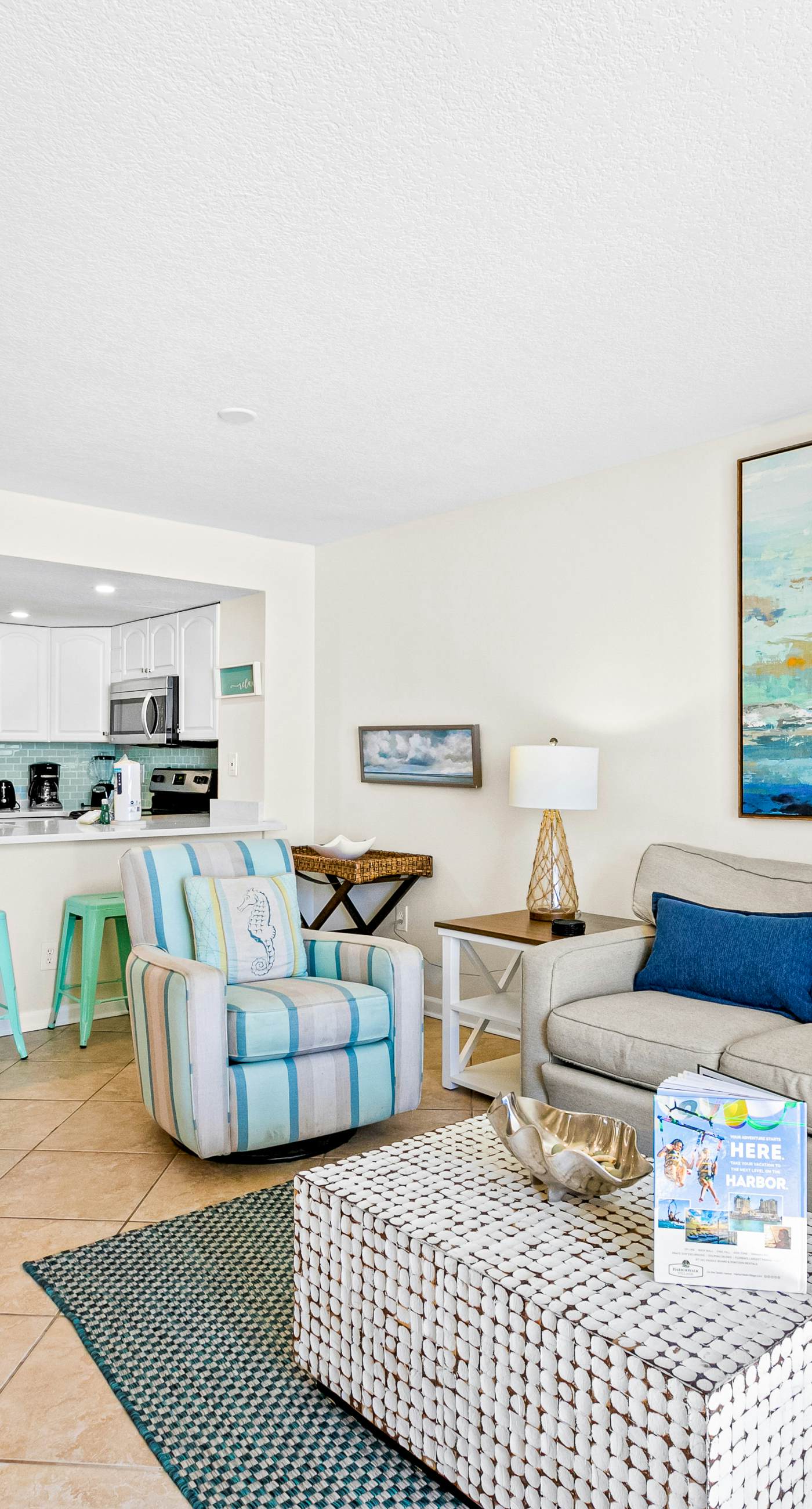 Spacious 18th floor condo w/amazing views/shared pool & hot tub/central AC