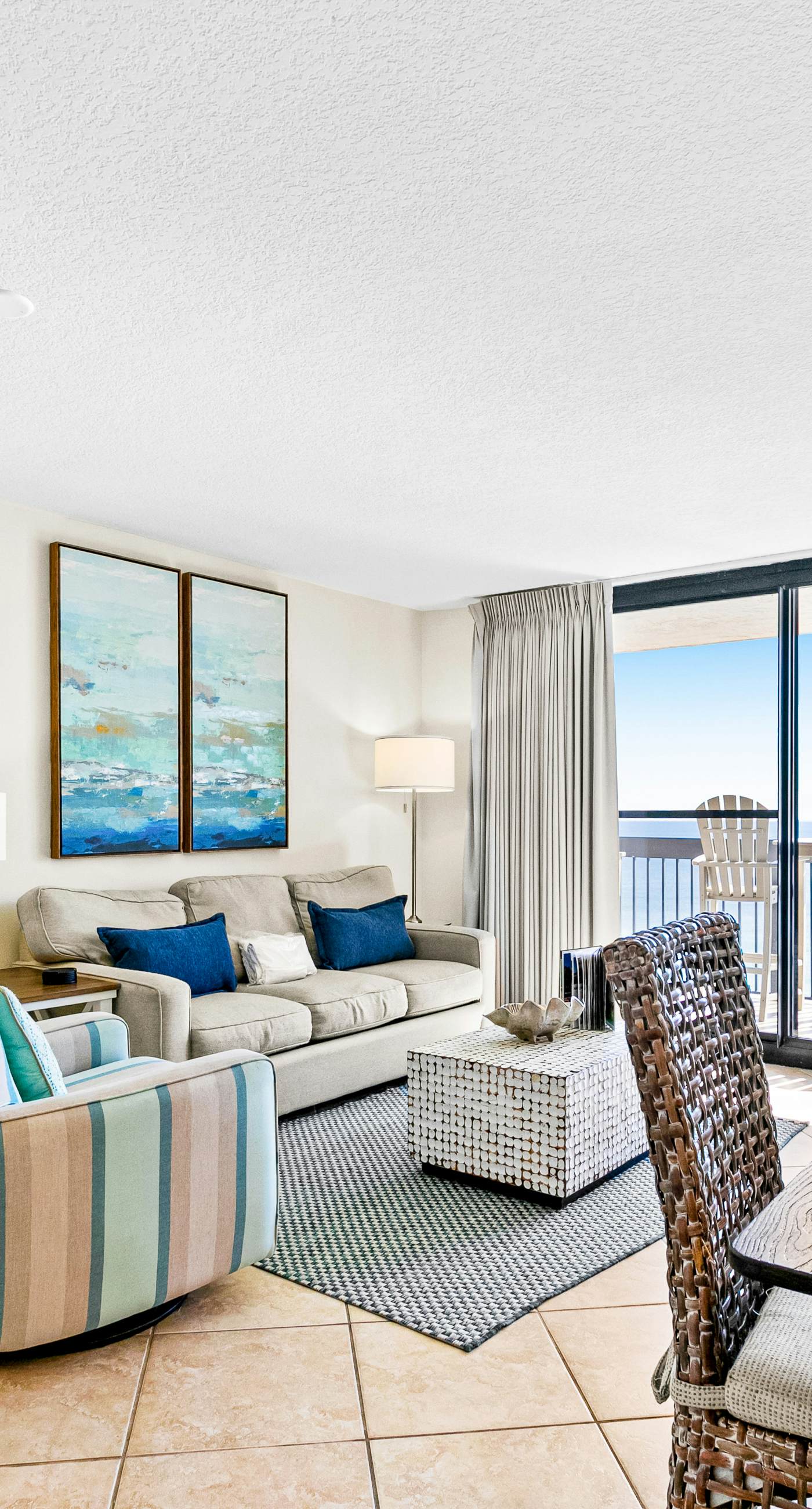 Spacious 18th floor condo w/amazing views/shared pool & hot tub/central AC