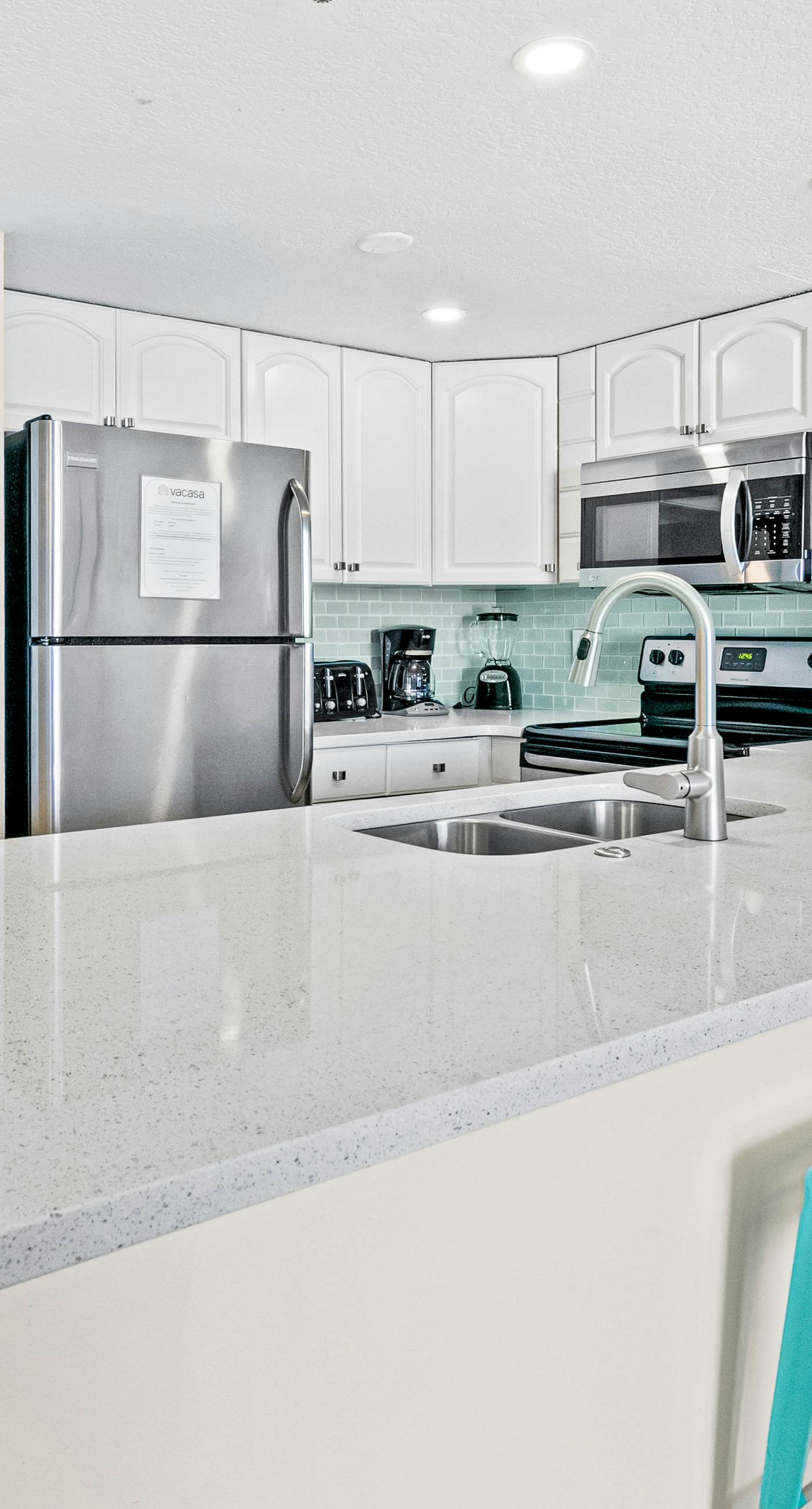 Spacious 18th floor condo w/amazing views/shared pool & hot tub/central AC