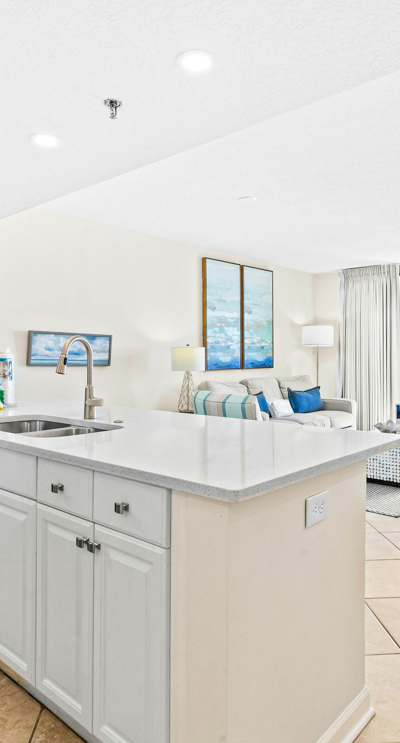 Spacious 18th floor condo w/amazing views/shared pool & hot tub/central AC