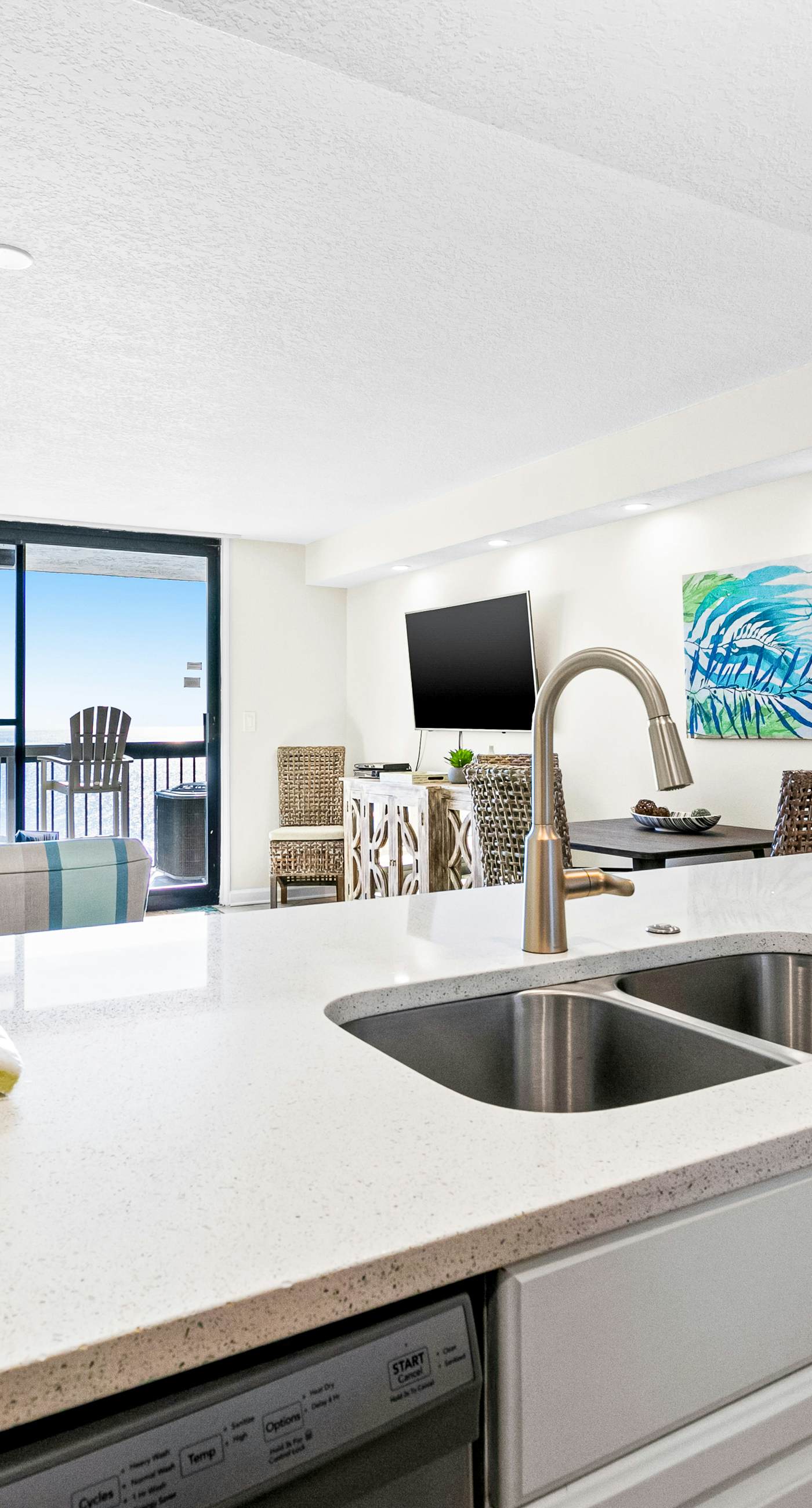 Spacious 18th floor condo w/amazing views/shared pool & hot tub/central AC