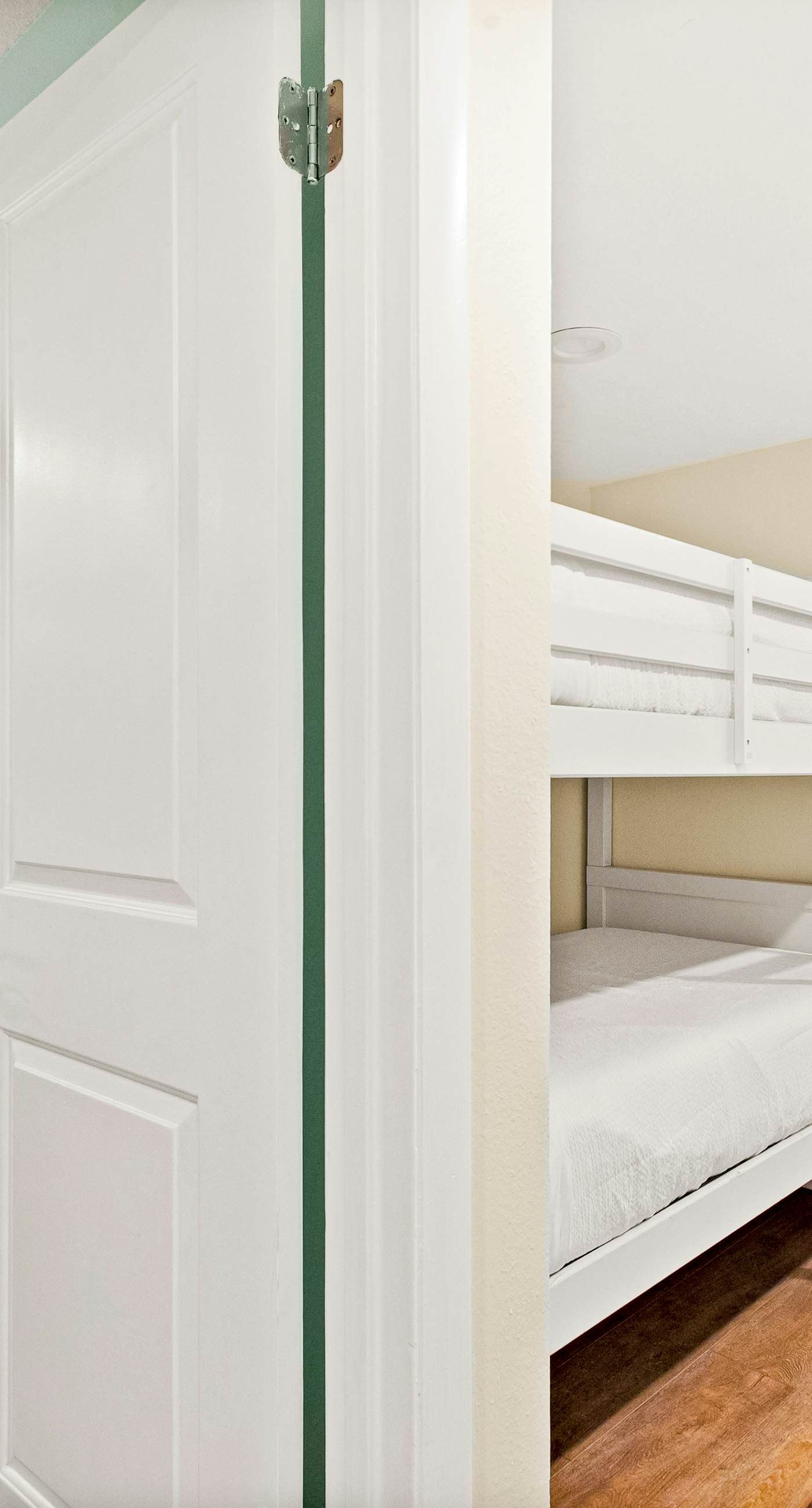 Spacious 18th floor condo w/amazing views/shared pool & hot tub/central AC