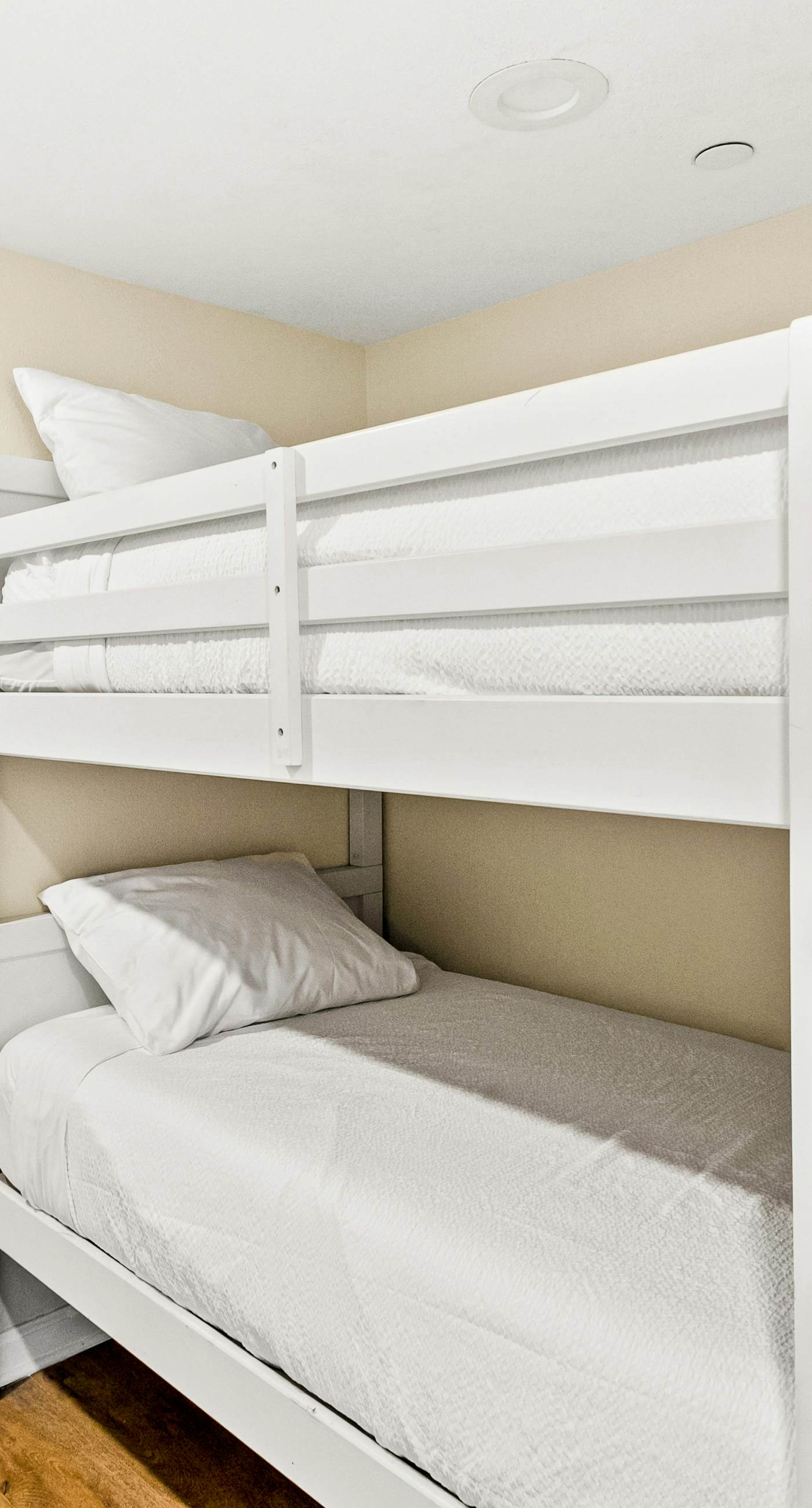 Spacious 18th floor condo w/amazing views/shared pool & hot tub/central AC