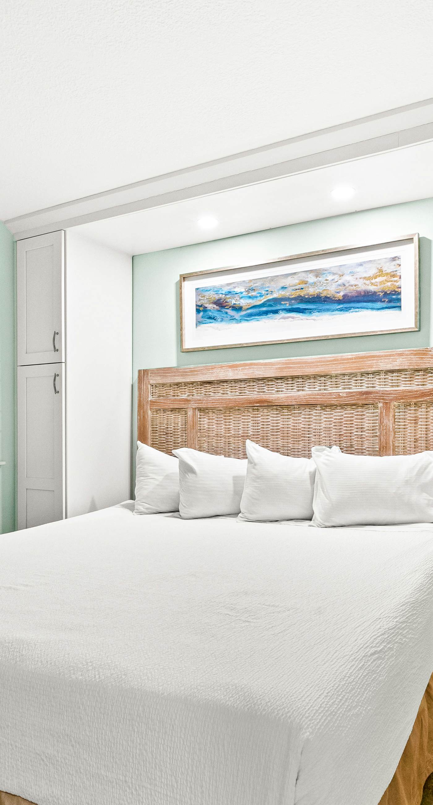 Spacious 18th floor condo w/amazing views/shared pool & hot tub/central AC