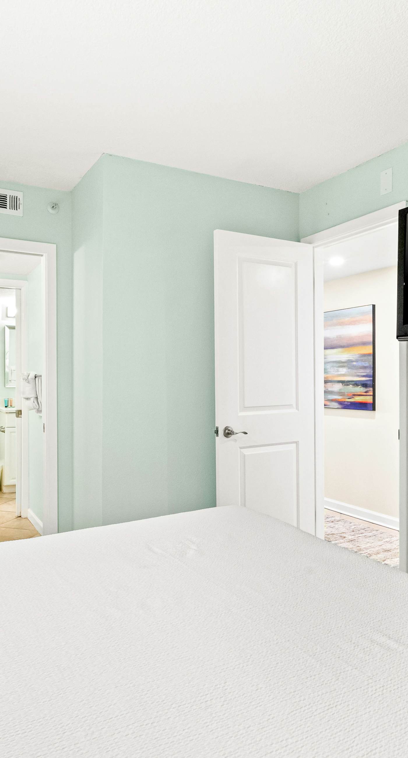 Spacious 18th floor condo w/amazing views/shared pool & hot tub/central AC