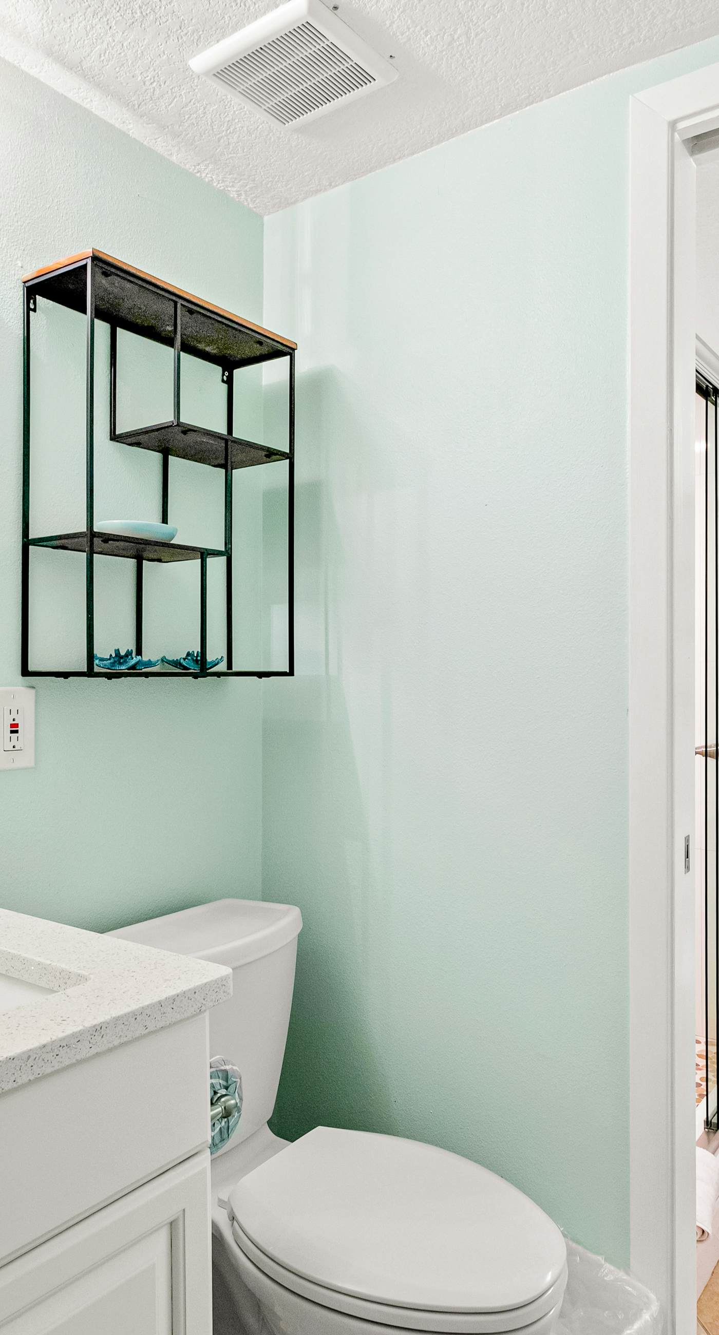 Spacious 18th floor condo w/amazing views/shared pool & hot tub/central AC