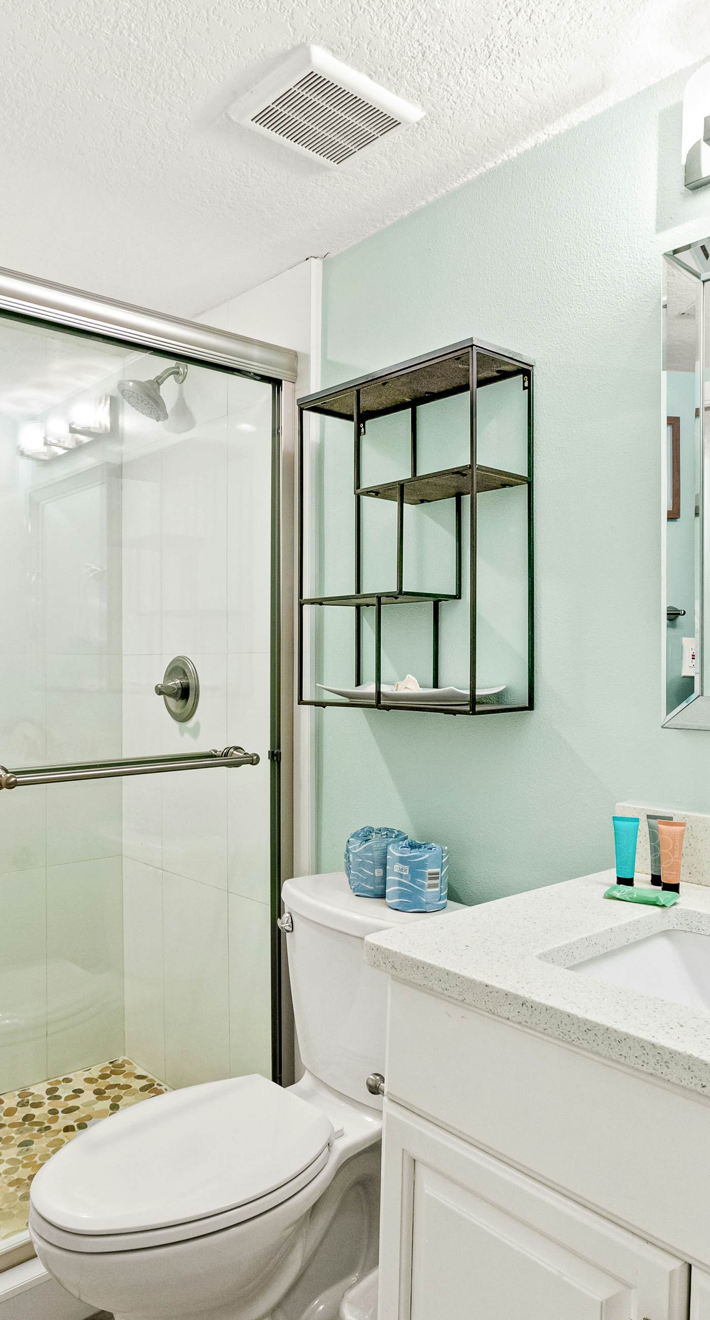 Spacious 18th floor condo w/amazing views/shared pool & hot tub/central AC